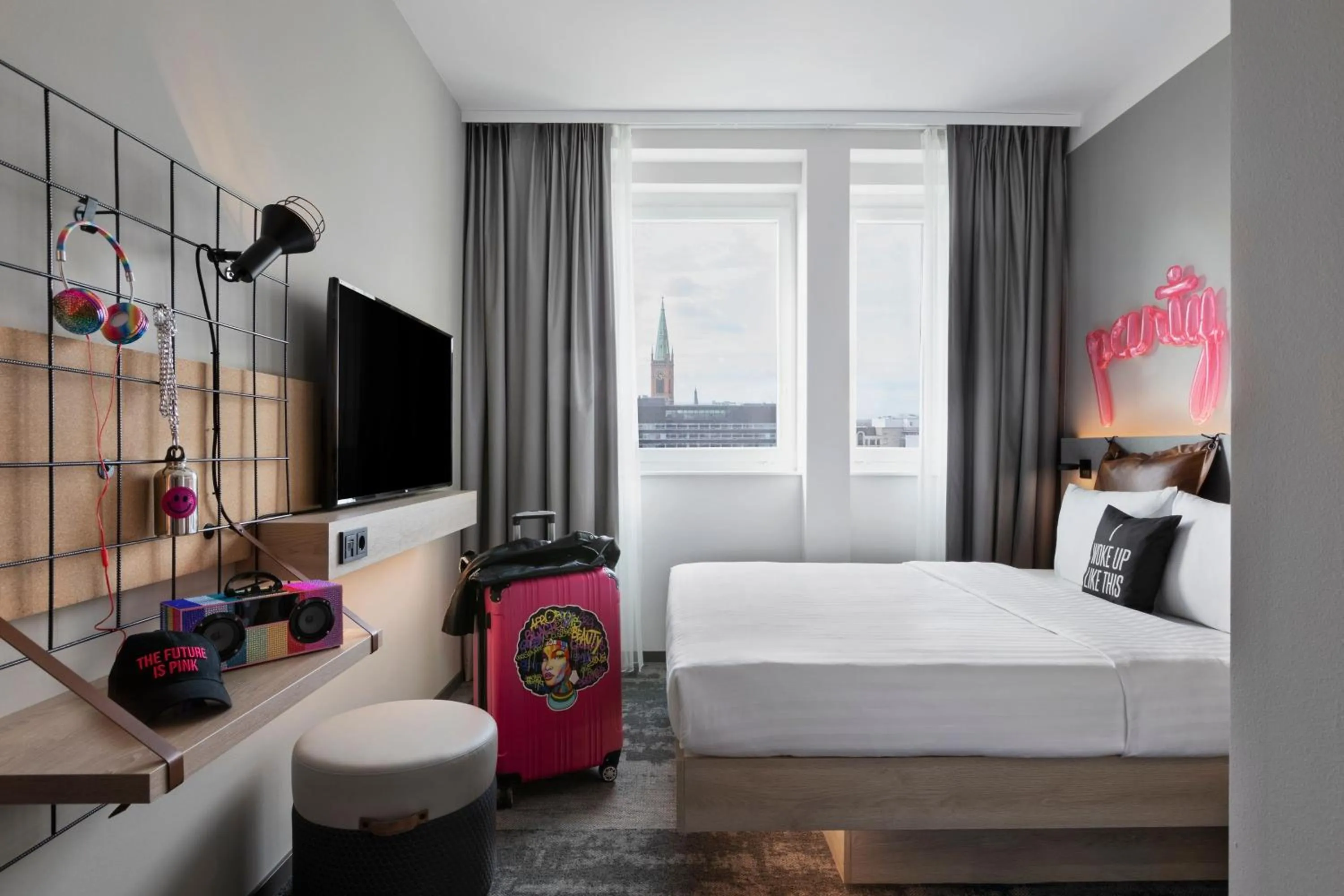 Photo of the whole room, Bed in Moxy Duesseldorf City