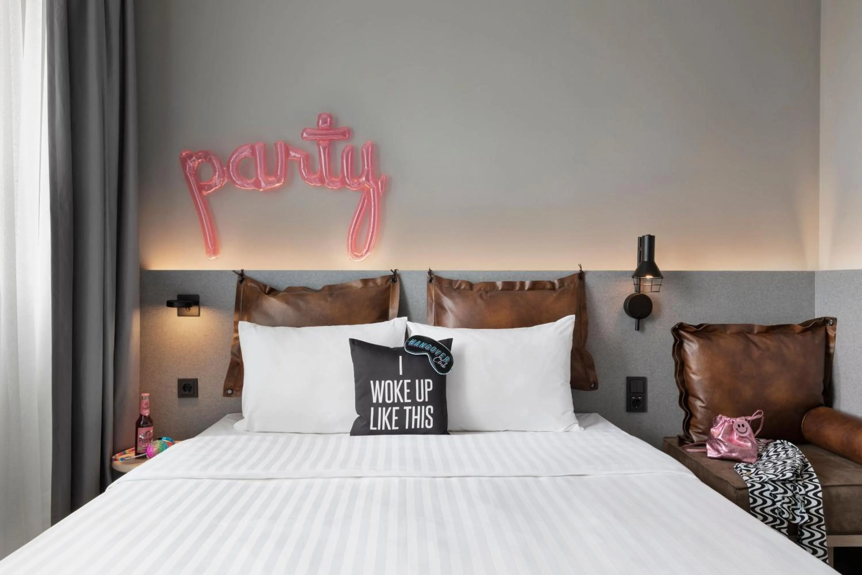 Photo of the whole room, Bed in Moxy Duesseldorf City