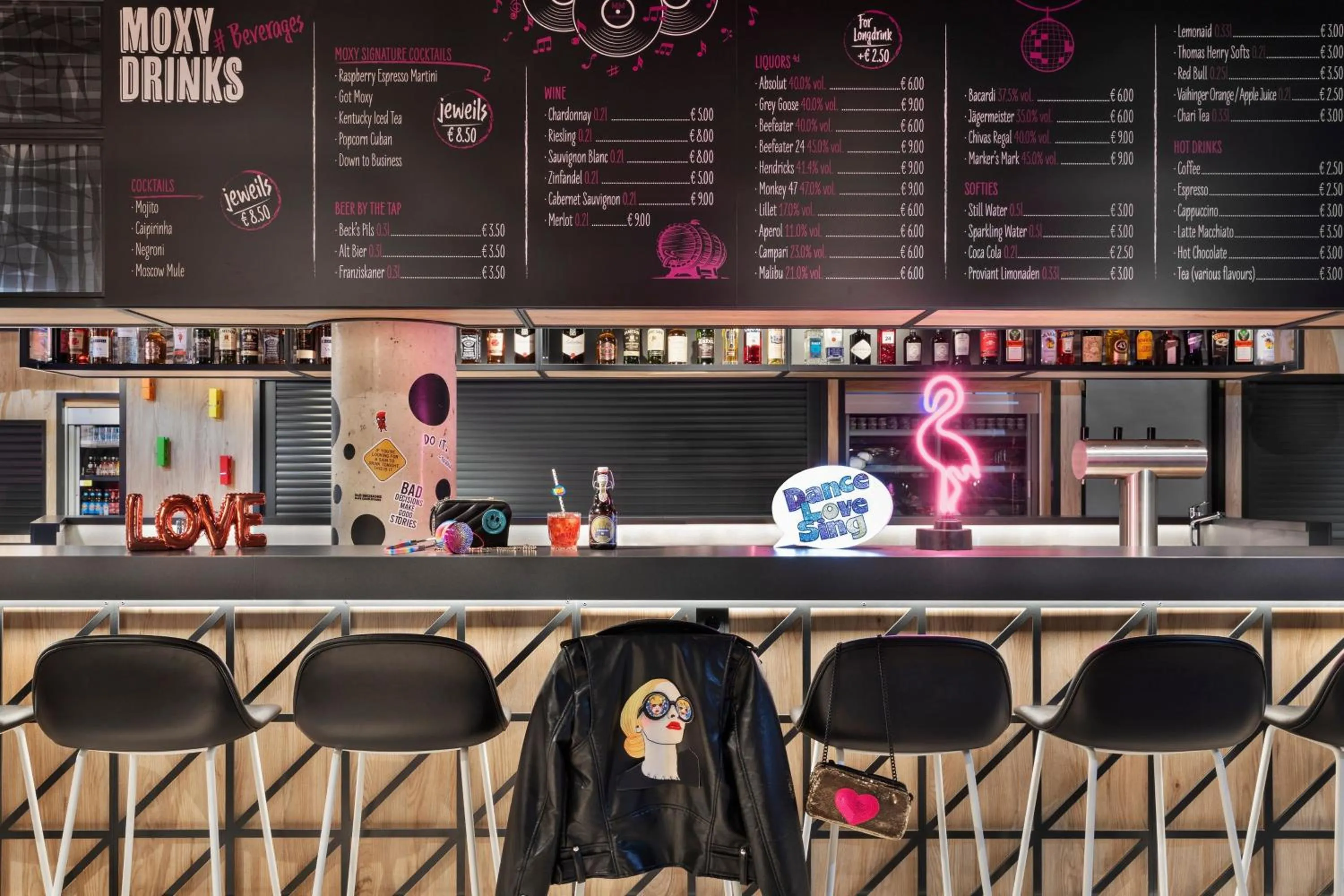 Lounge or bar in Moxy Duesseldorf City