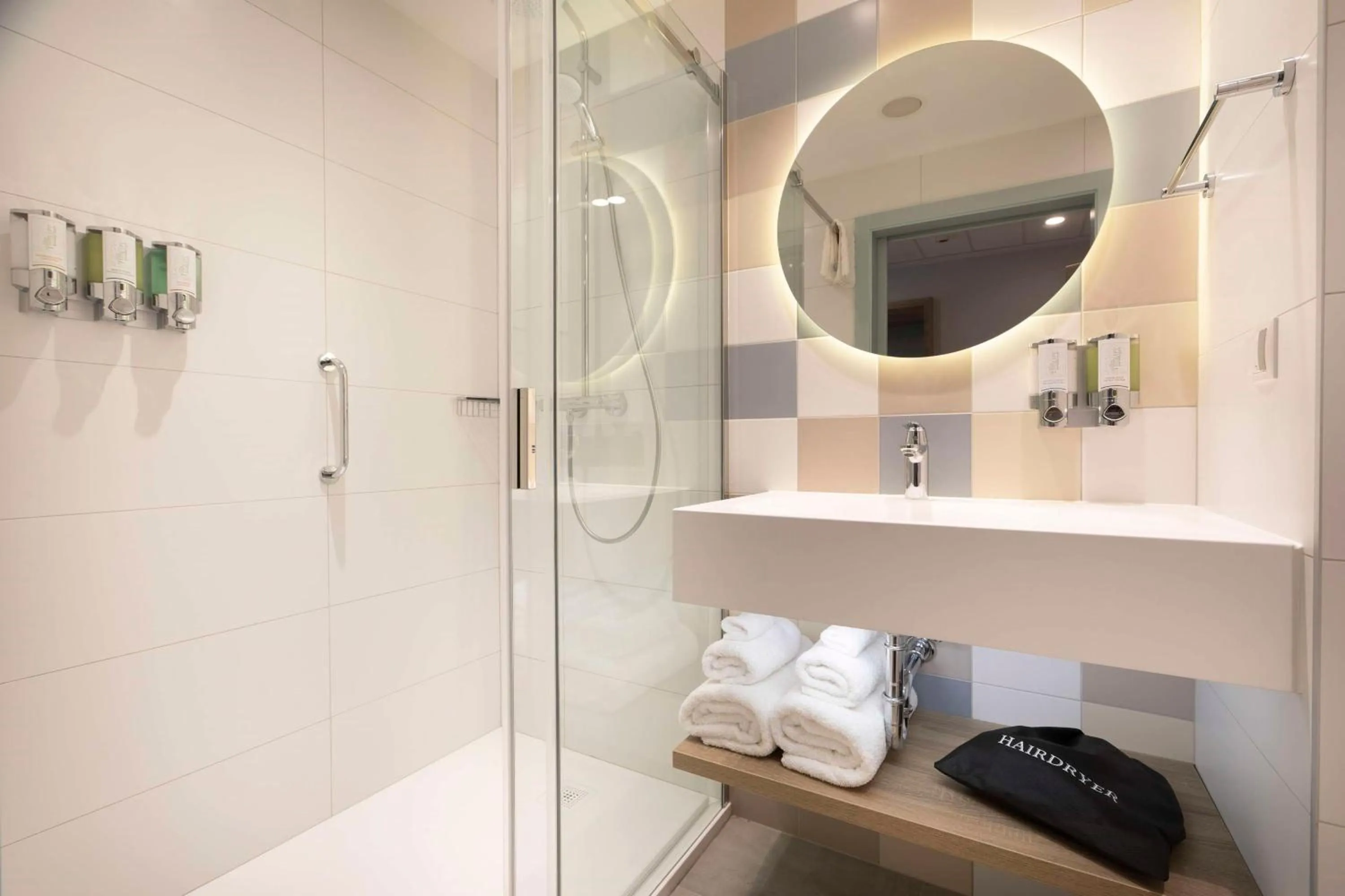 Shower in Hampton By Hilton Bialystok