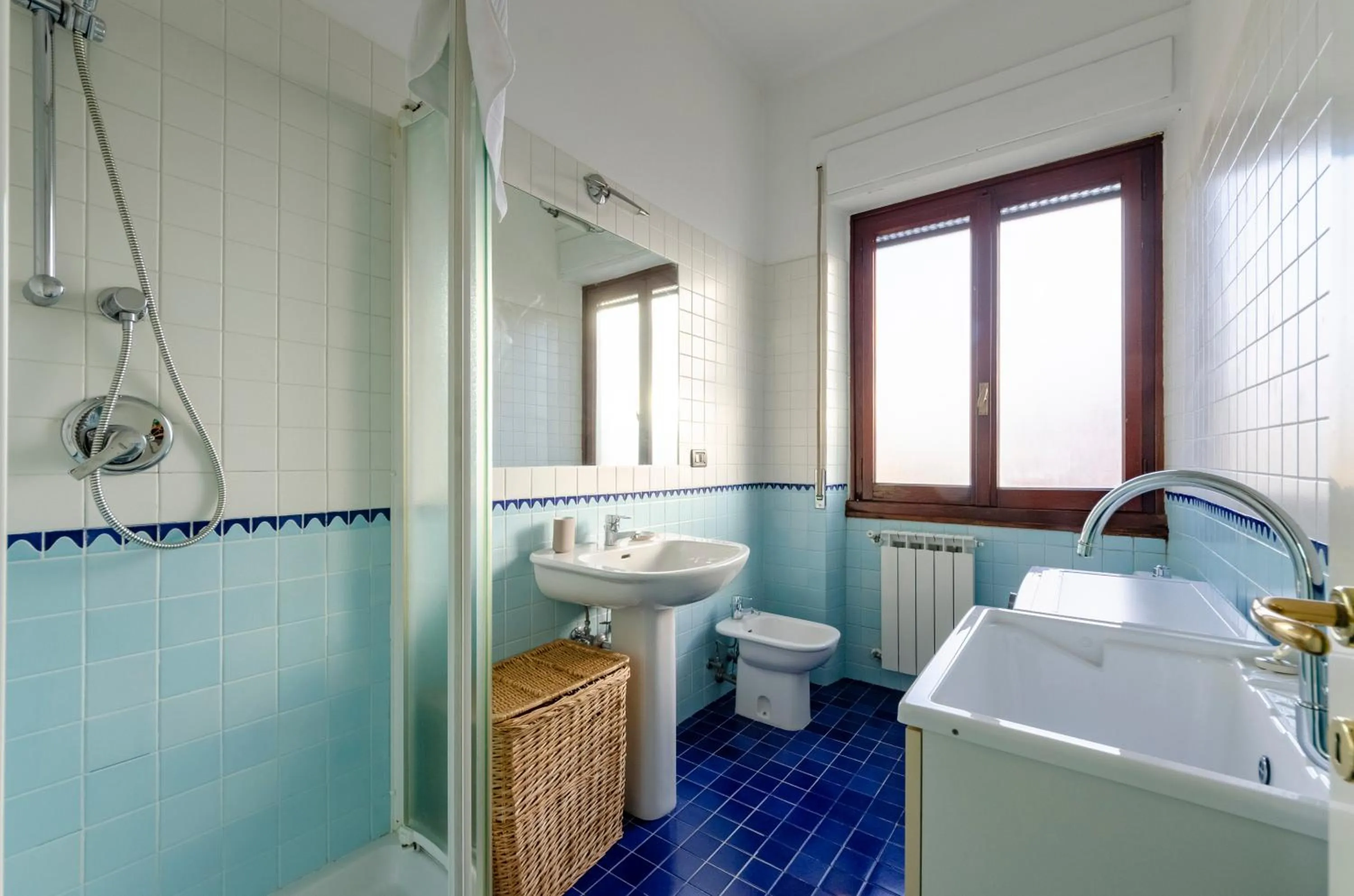 Bathroom in JOIVY Apt for 7 Perfect for Families close to Beaches