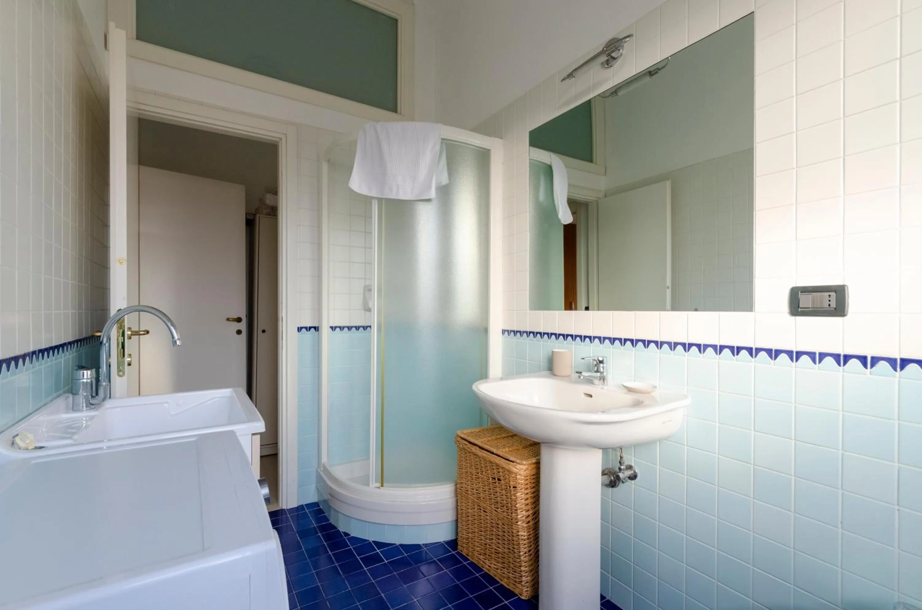 Bathroom in JOIVY Apt for 7 Perfect for Families close to Beaches