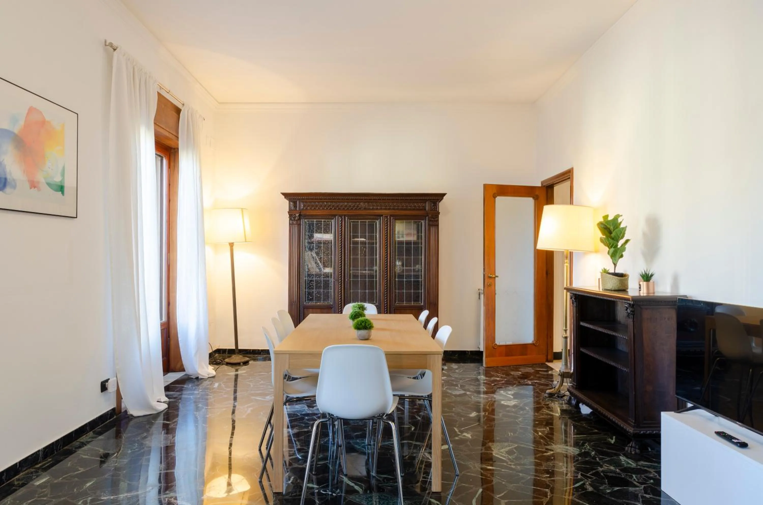 Dining area in JOIVY Apt for 7 Perfect for Families close to Beaches