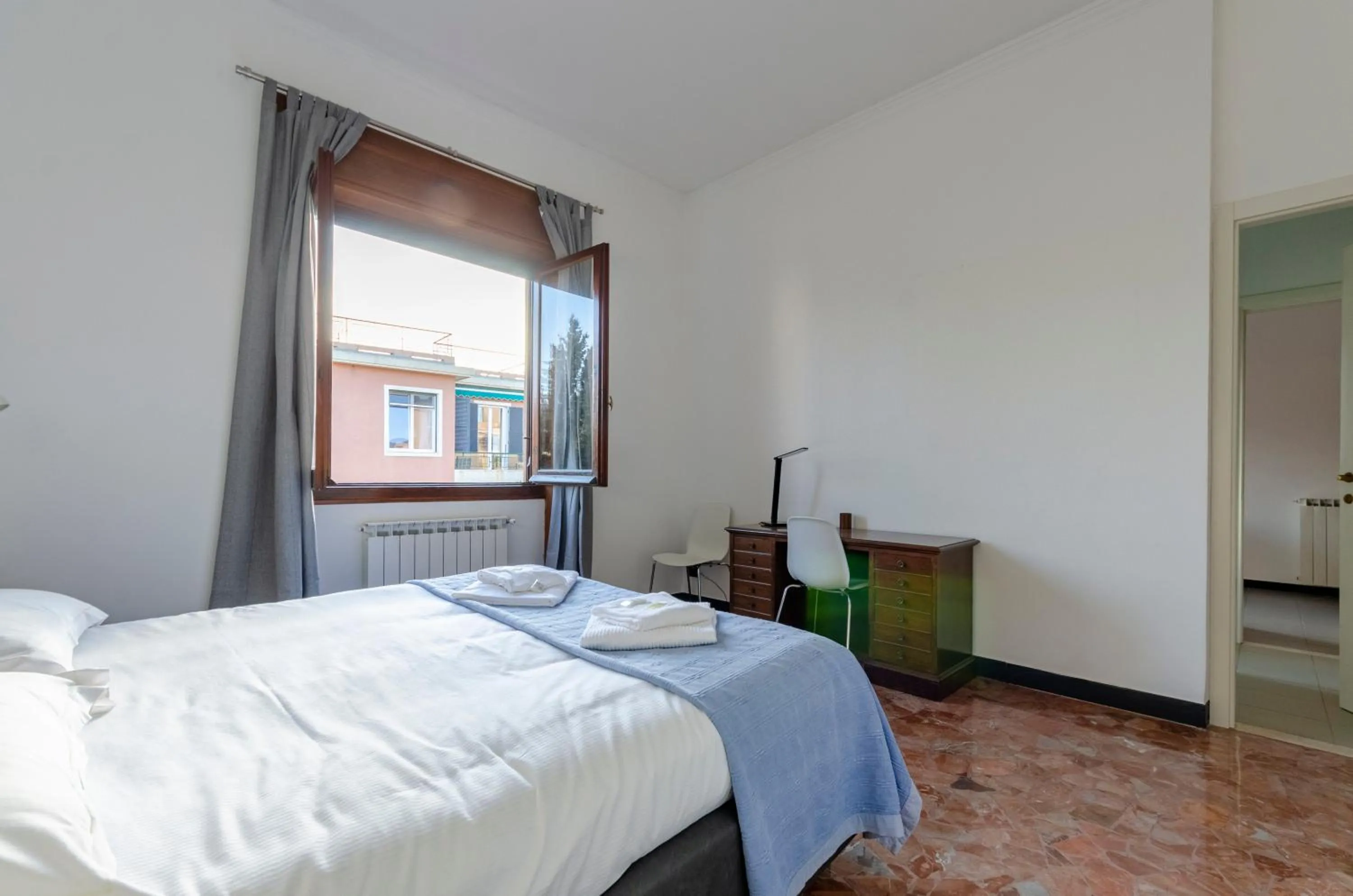 Bed in JOIVY Apt for 7 Perfect for Families close to Beaches