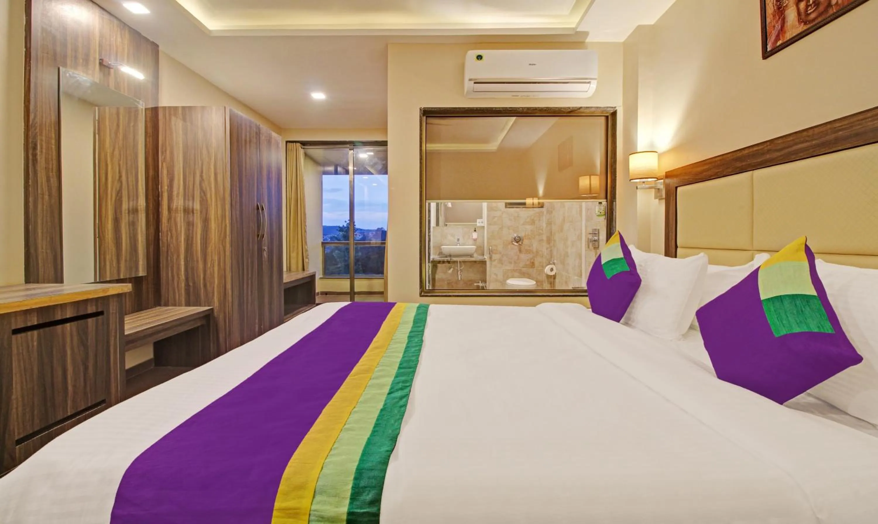 Bedroom in Treebo Mountain Retreat Mahabaleshwar, 600 Mtrs From Lingmala Waterfall