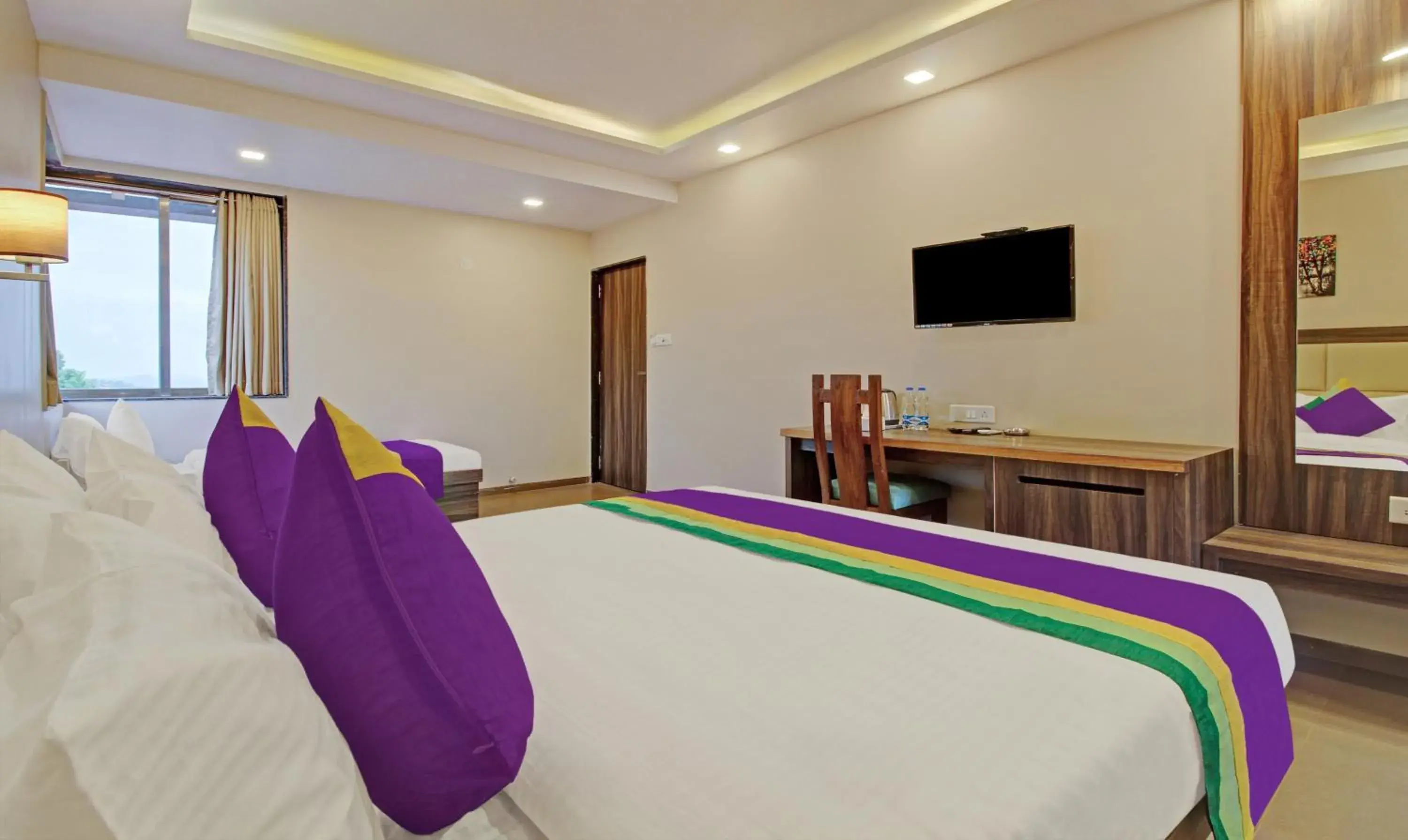 TV and multimedia, Bed in Treebo Mountain Retreat Mahabaleshwar, 600 Mtrs From Lingmala Waterfall TV and multimedia, Bed in Treebo Mountain Retreat Mahabaleshwar, 600 Mtrs From Lingmala Waterfall