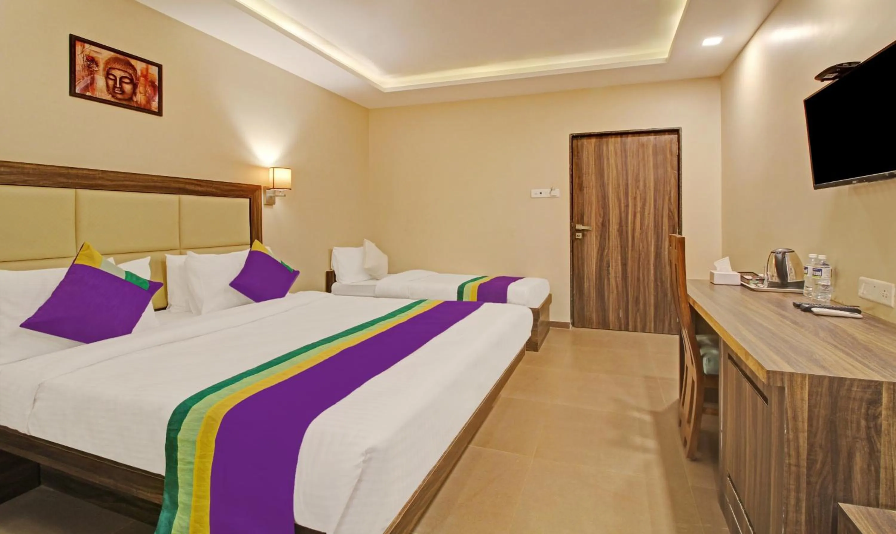 Photo of the whole room in Treebo Mountain Retreat Mahabaleshwar, 600 Mtrs From Lingmala Waterfall