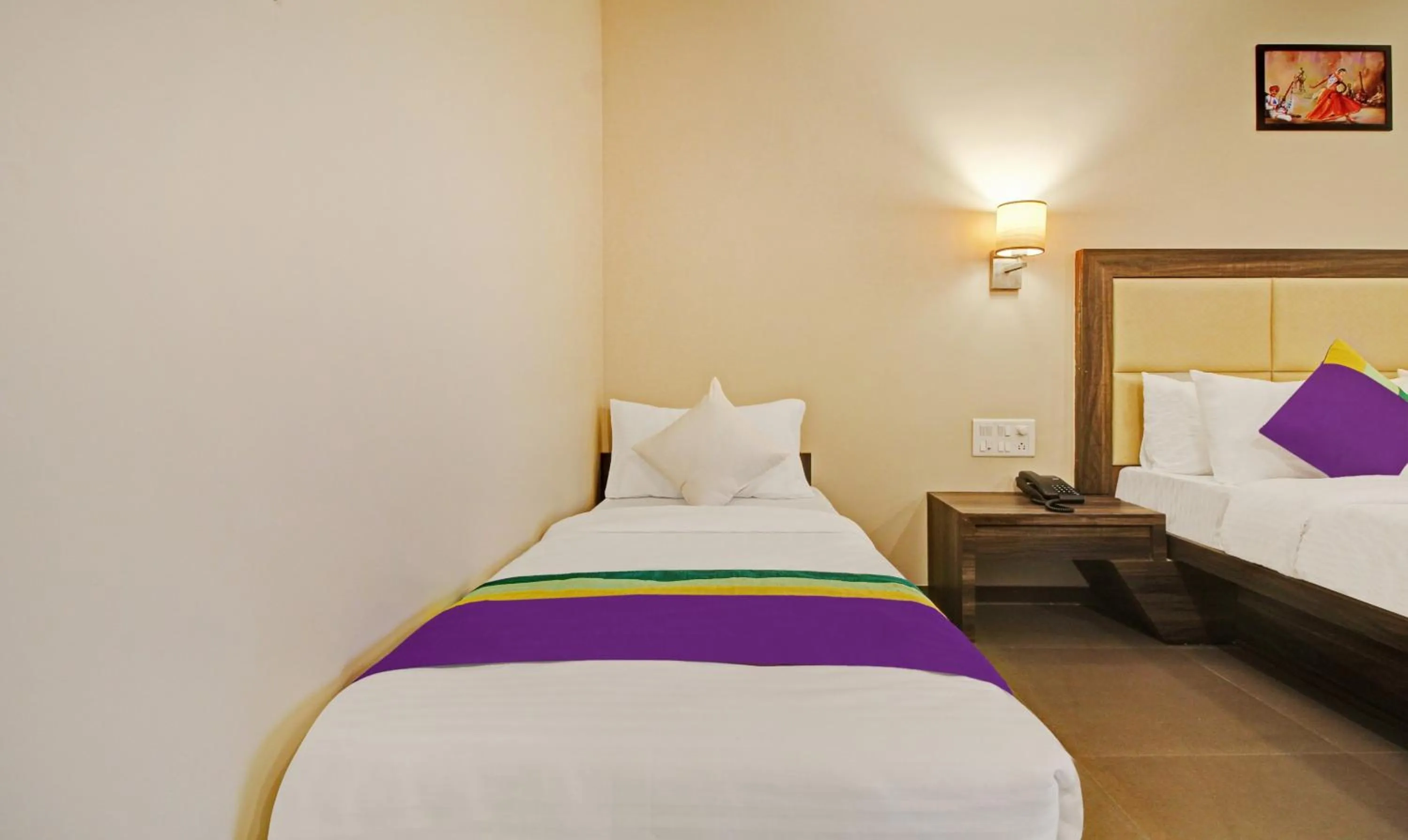 Photo of the whole room in Treebo Mountain Retreat Mahabaleshwar, 600 Mtrs From Lingmala Waterfall