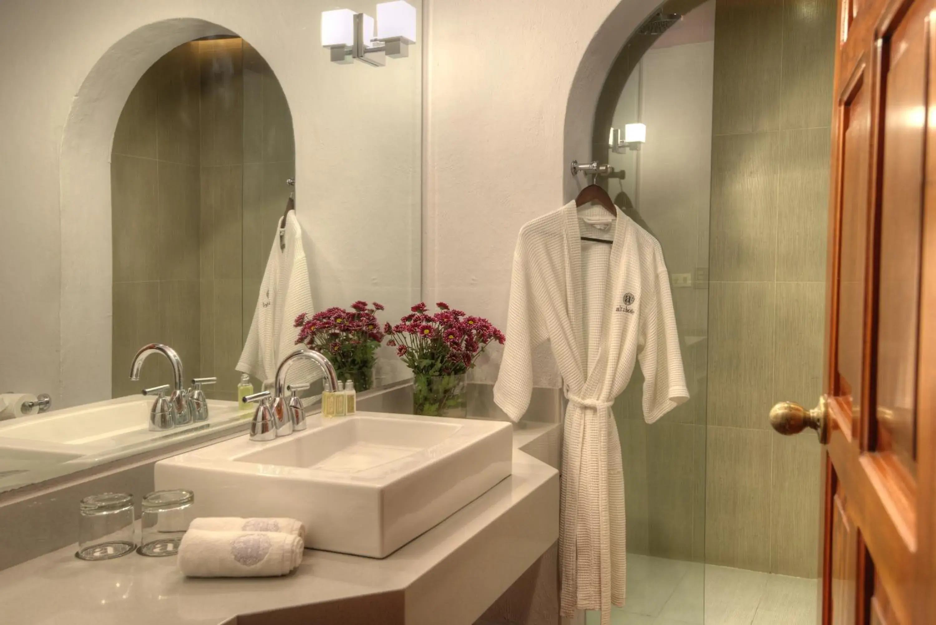 Deluxe Queen Room with Two Queen Beds in Alta Las Palomas Hotel Deluxe Queen Room with Two Queen Beds in Alta Las Palomas Hotel