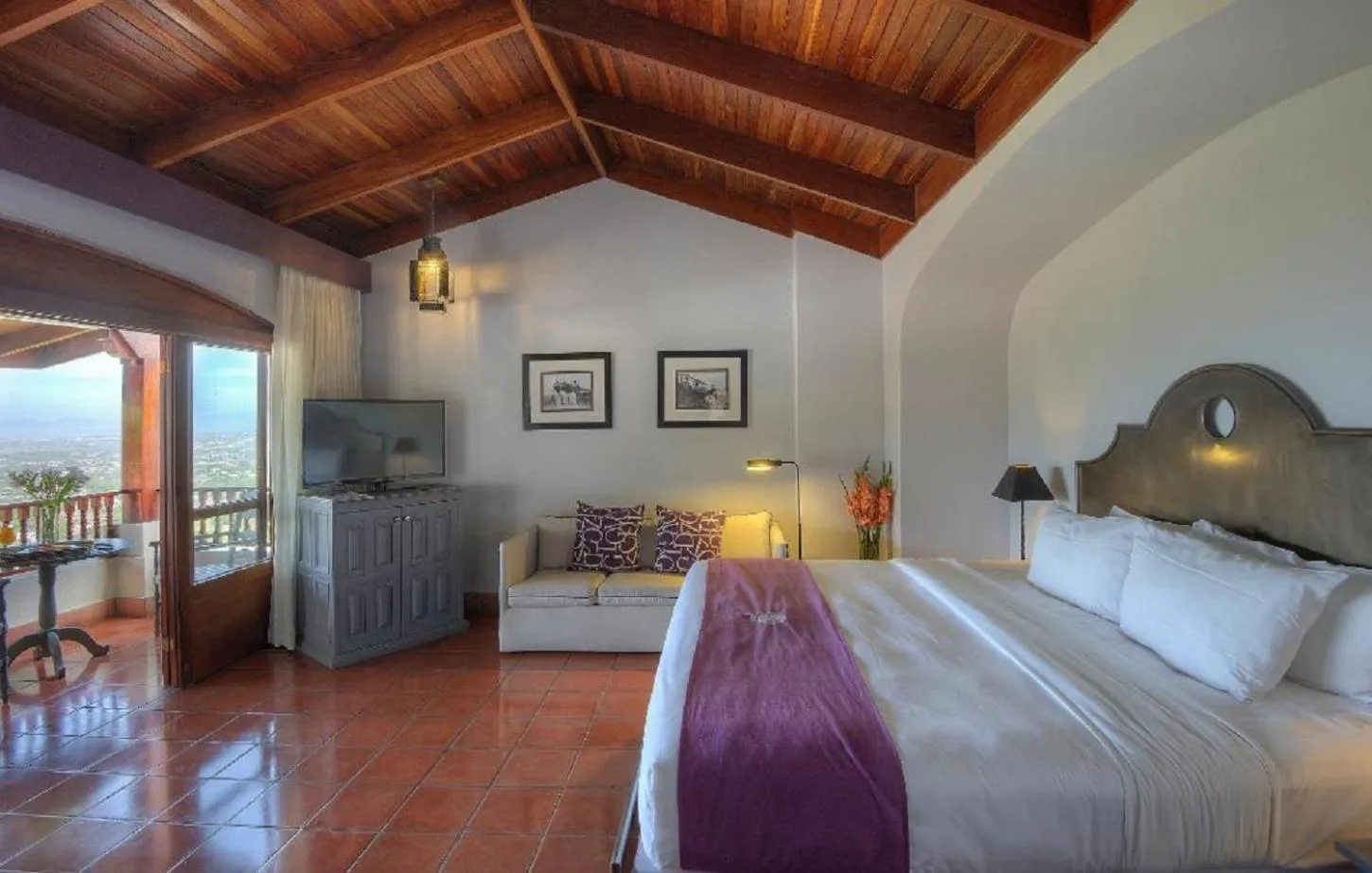 Photo of the whole room, Bed in Alta Las Palomas Hotel