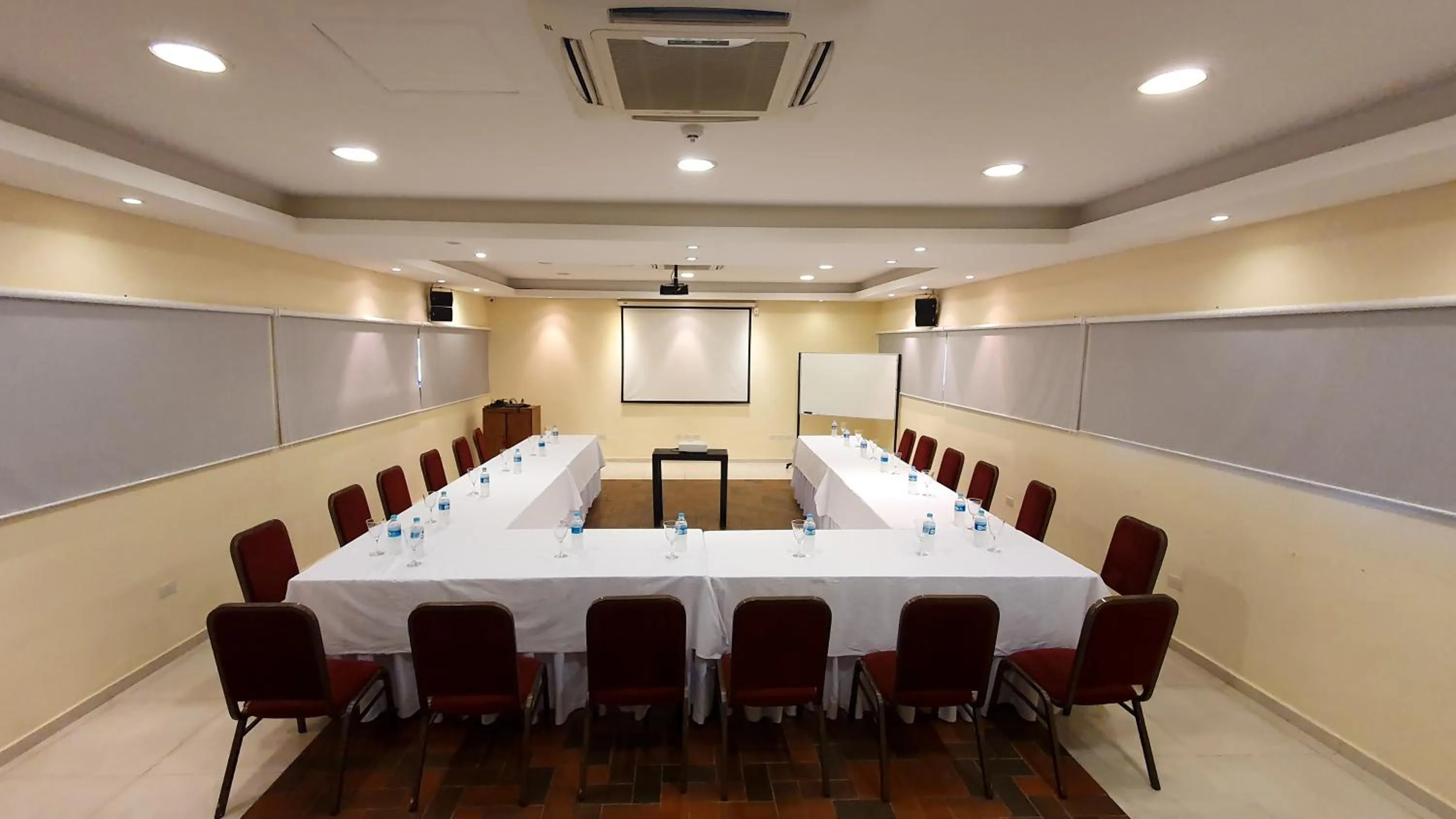 Meeting/conference room in Alta Gracia Parque Hotel