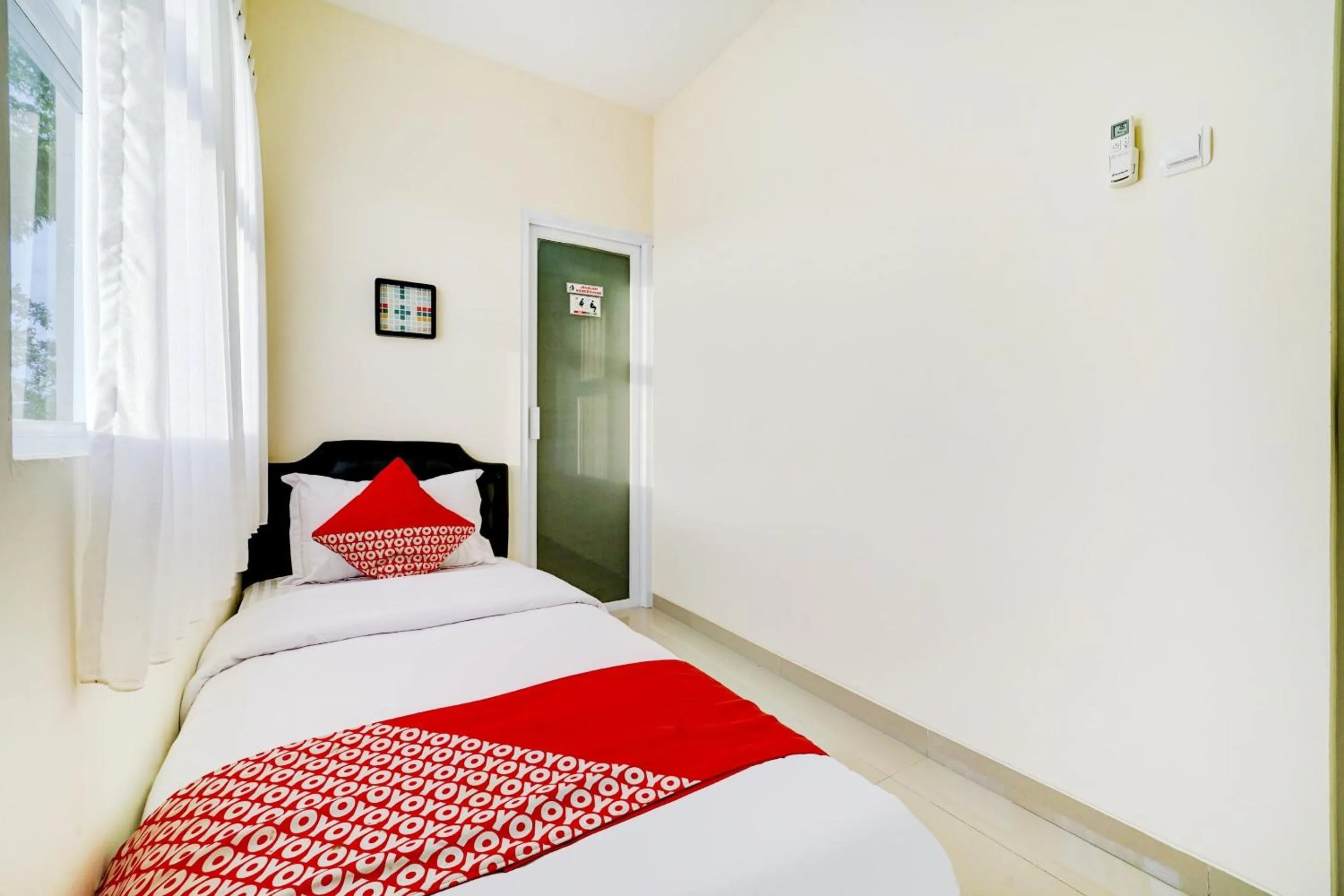 Bedroom, Bed in Hotel O River inn Malioboro