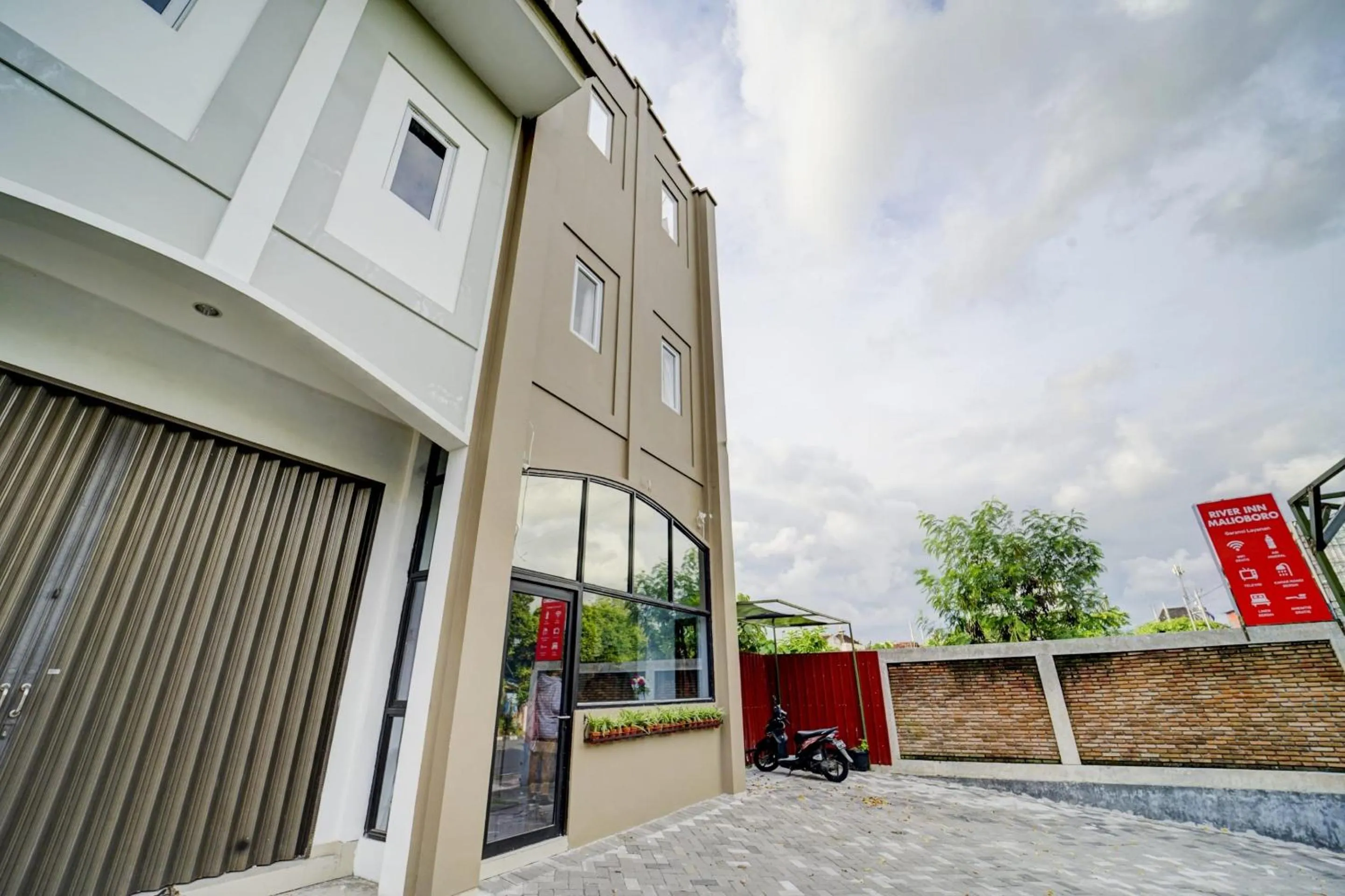 Facade/entrance in Hotel O River inn Malioboro