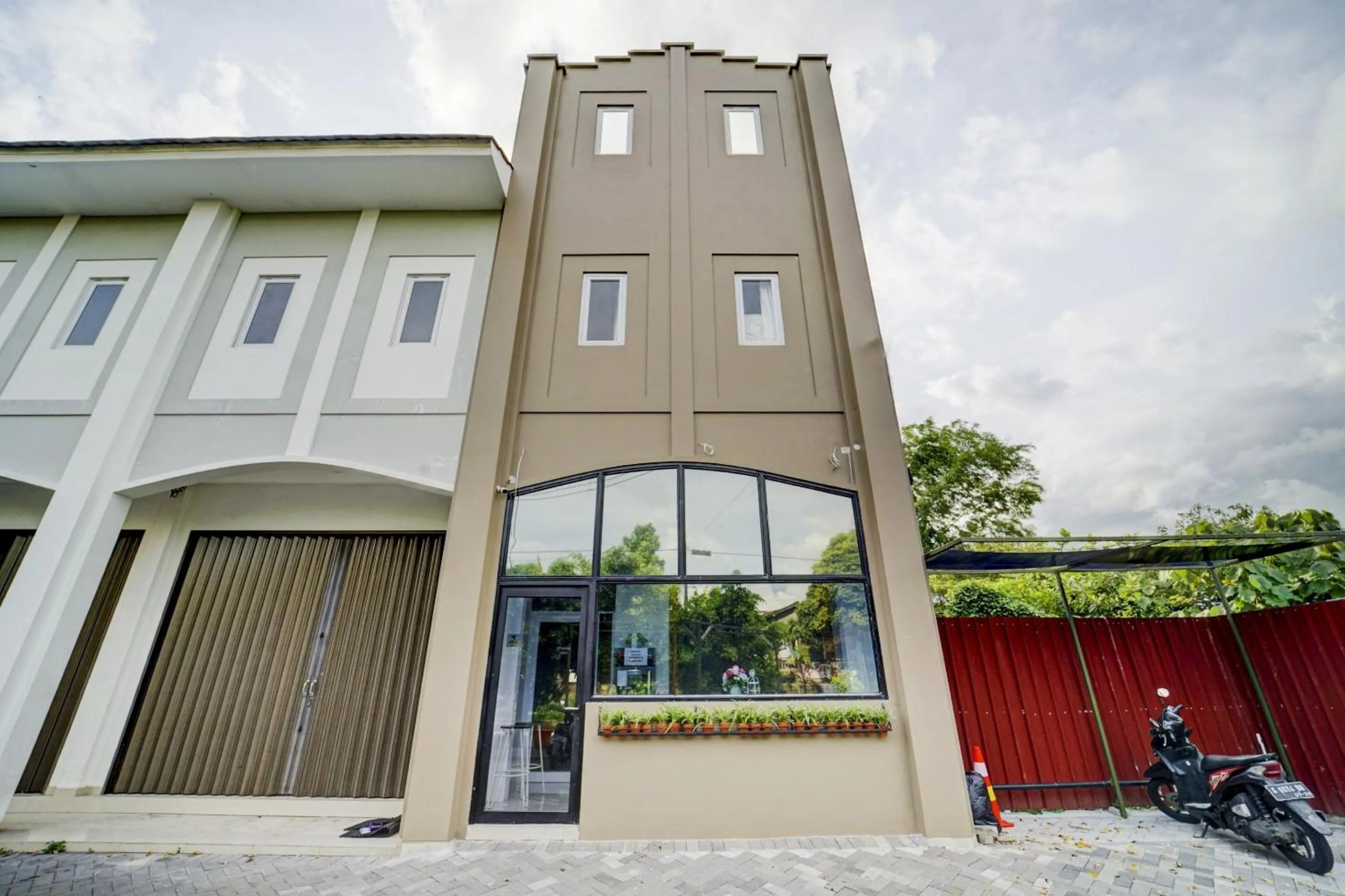 Facade/entrance in Hotel O River inn Malioboro