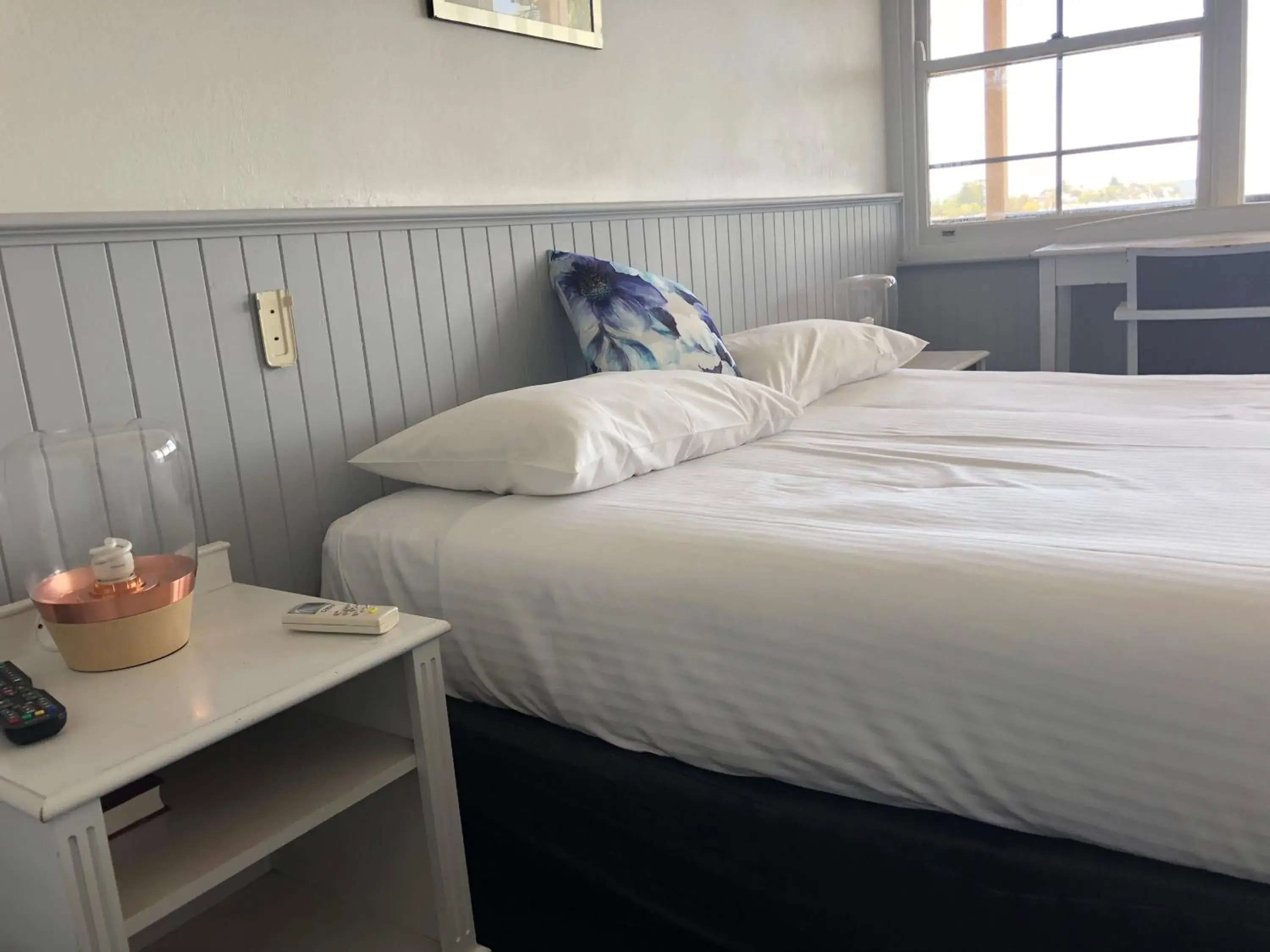 Double Room with Lake View in Squid's Ink Motel Double Room with Lake View in Squid's Ink Motel