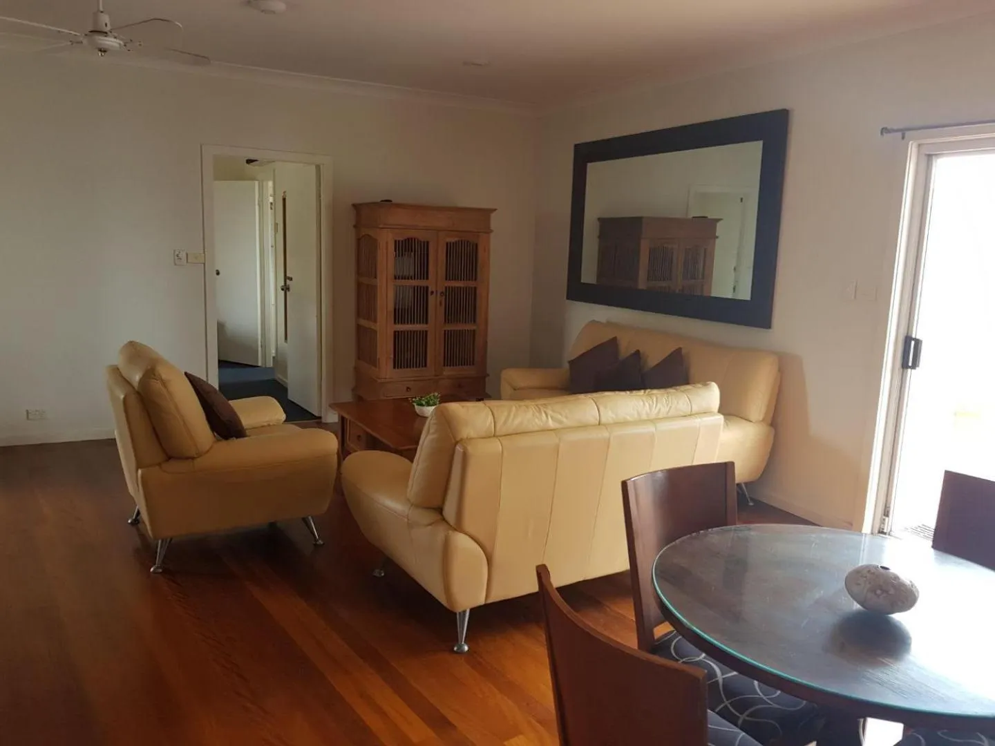 Living room in Squid's Ink Motel