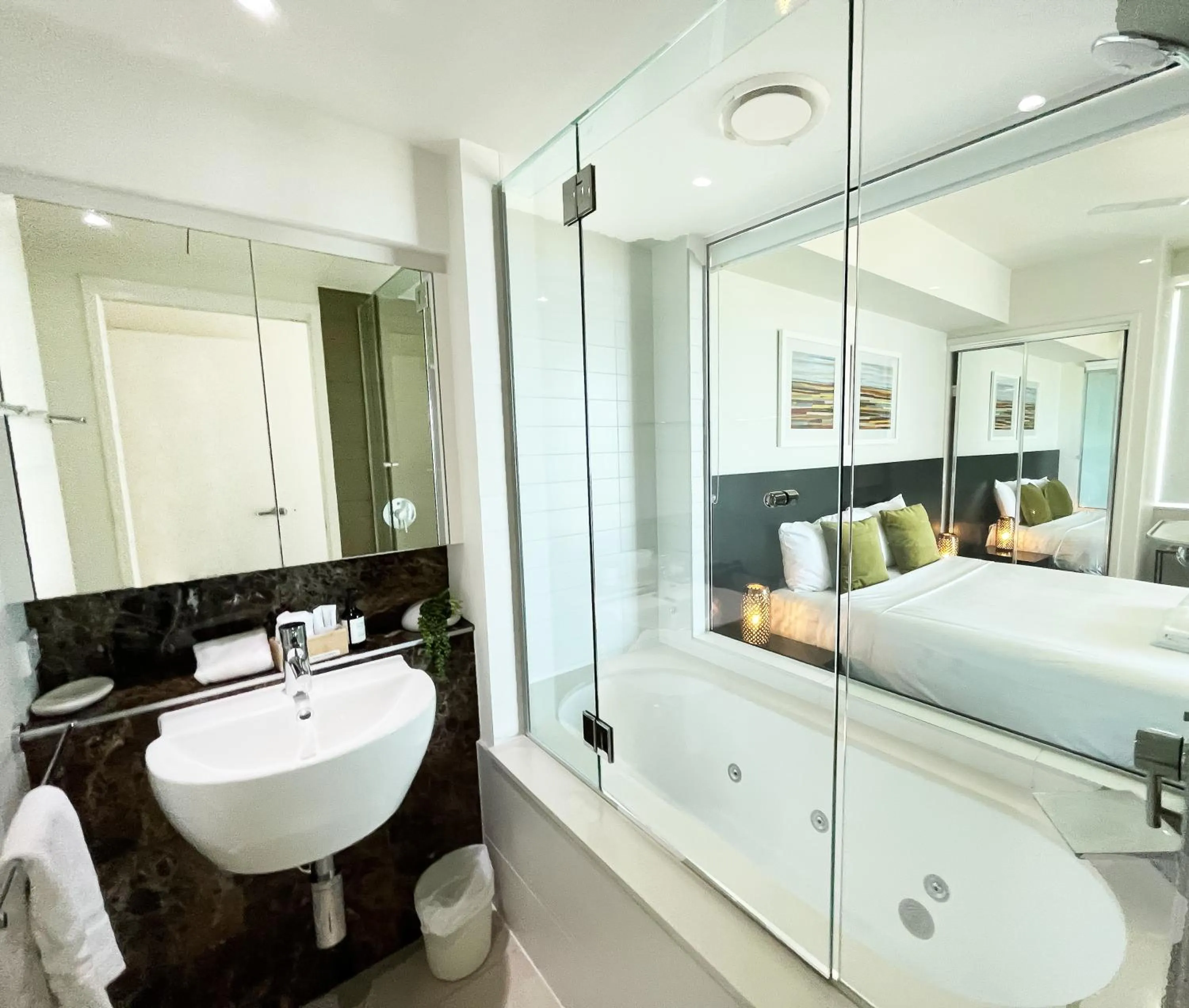 Shower, Bed in Oshen Holiday Apartments Yeppoon
