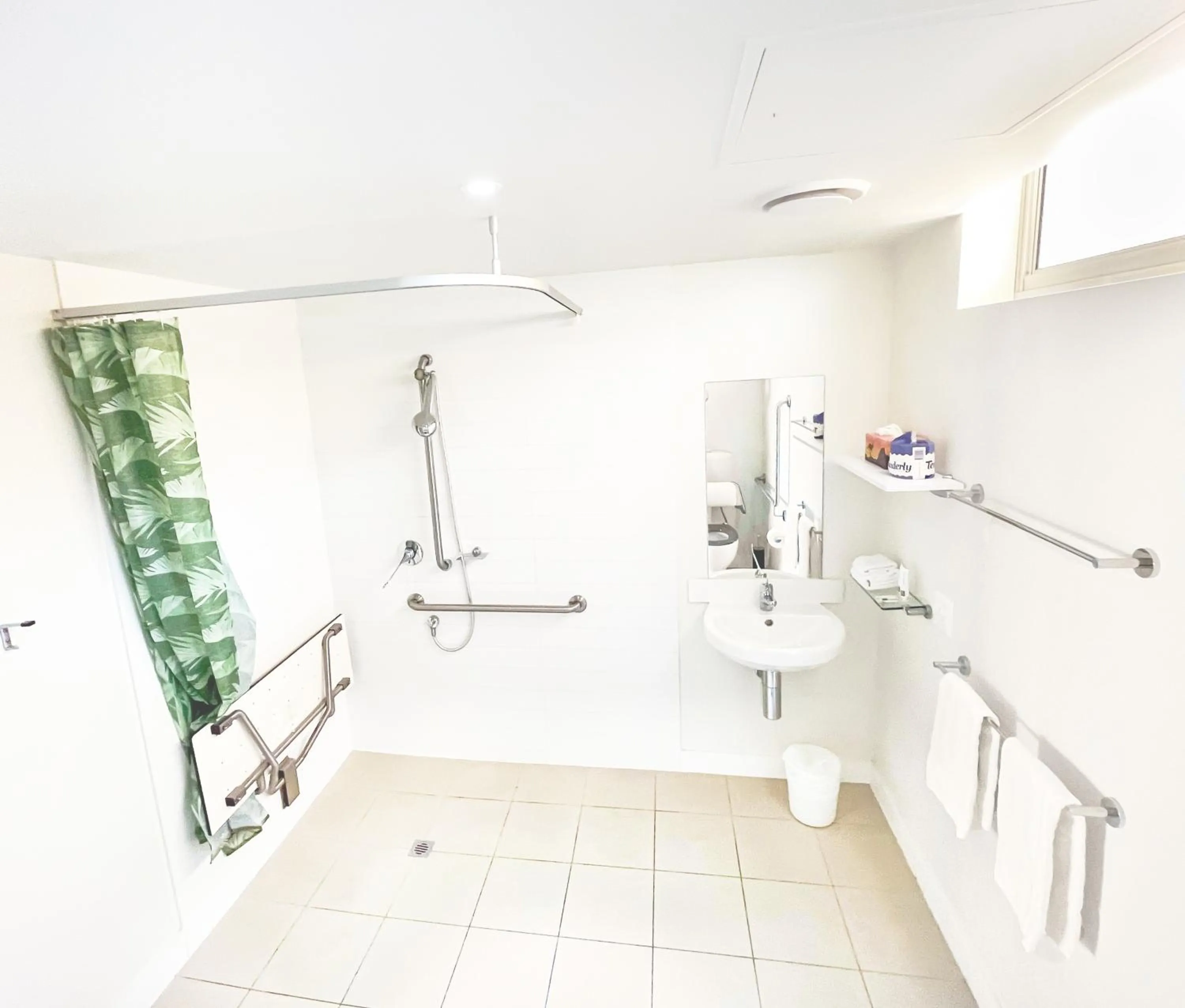 Shower in Oshen Holiday Apartments Yeppoon