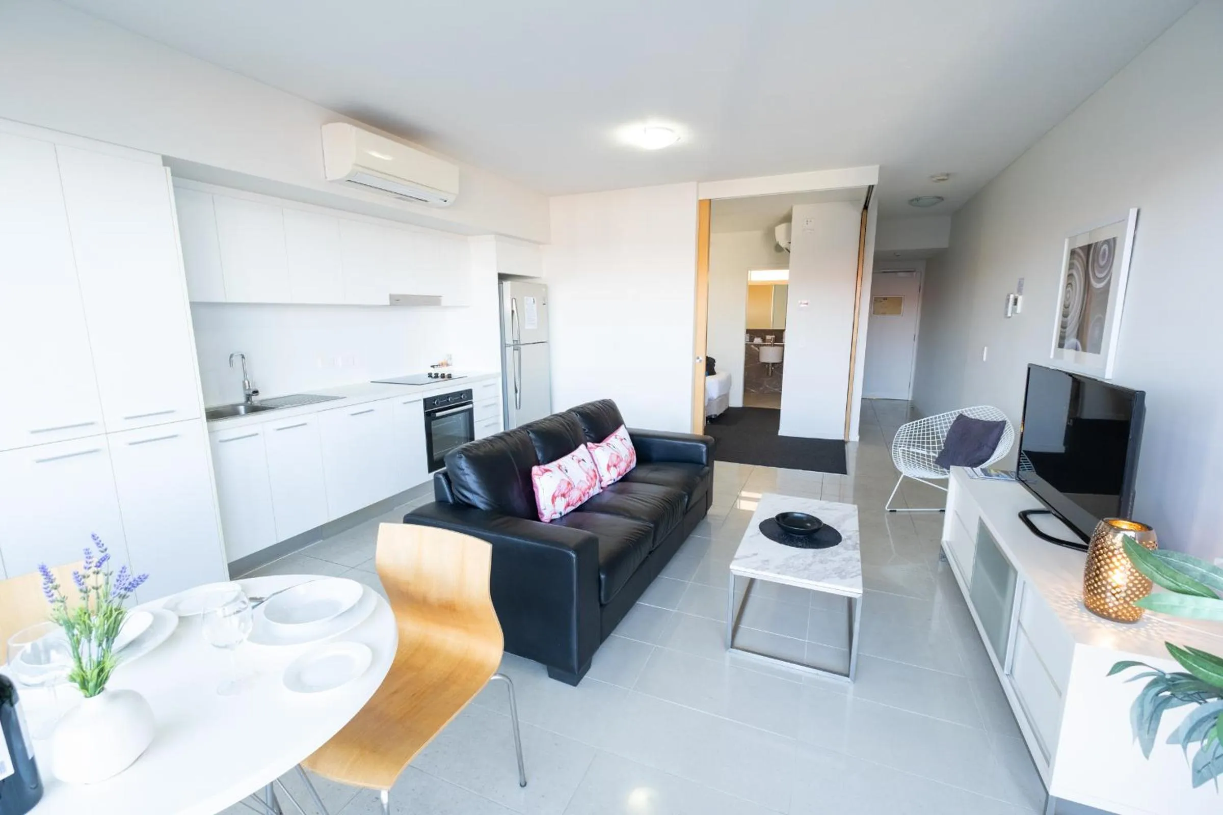 Kitchen or kitchenette in Oshen Holiday Apartments Yeppoon