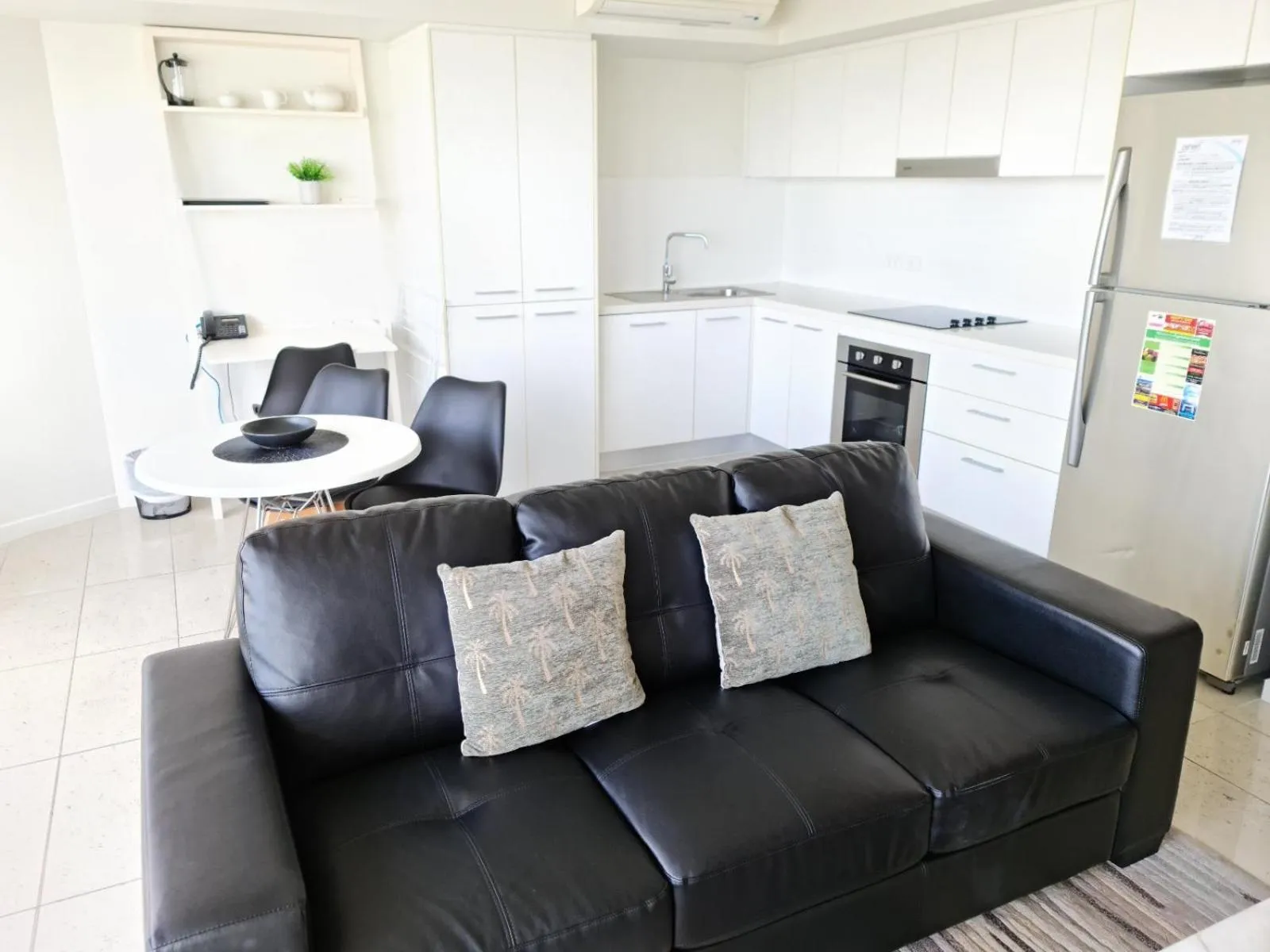 Kitchen or kitchenette in Oshen Holiday Apartments Yeppoon
