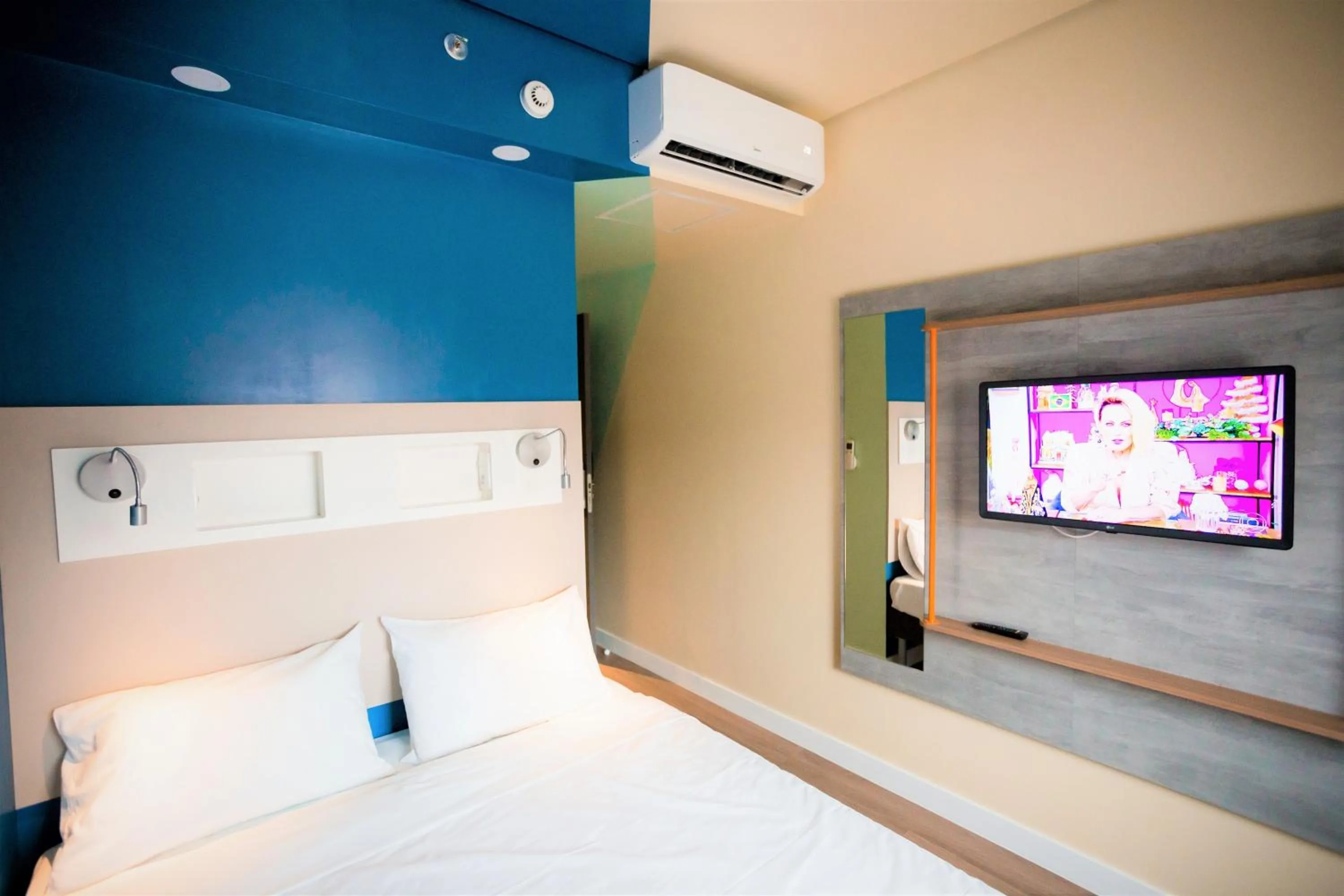 Communal lounge/ TV room, Bed in IBIS BUDGET CAPAO Bonito