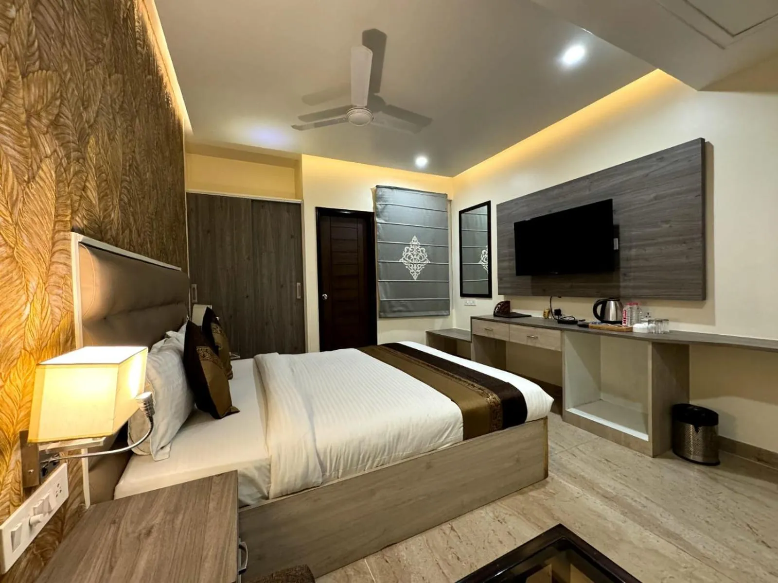 Communal lounge/ TV room, Bed in Hotel River Rhythm Assi Ghat