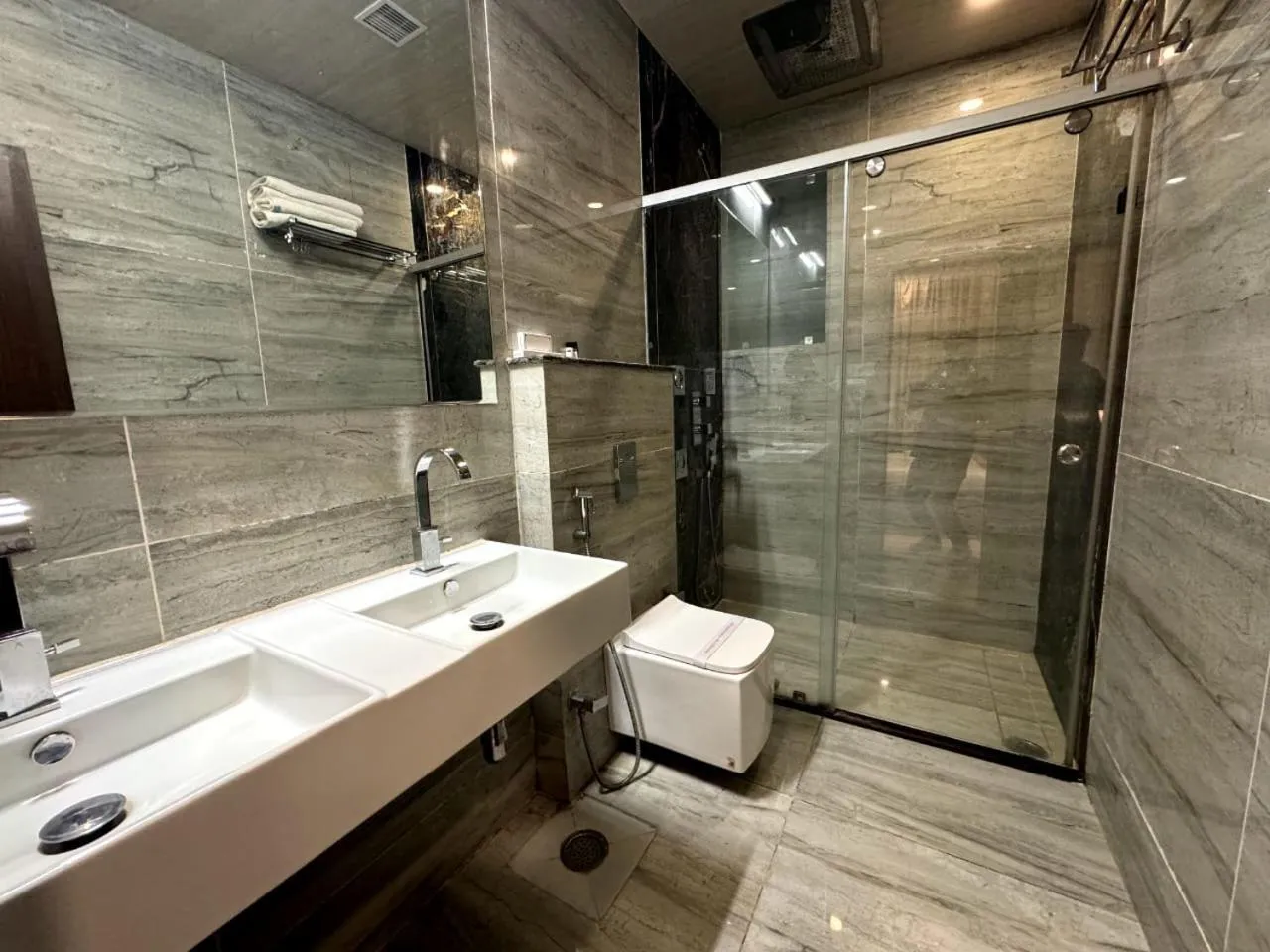 Shower in Hotel River Rhythm Assi Ghat