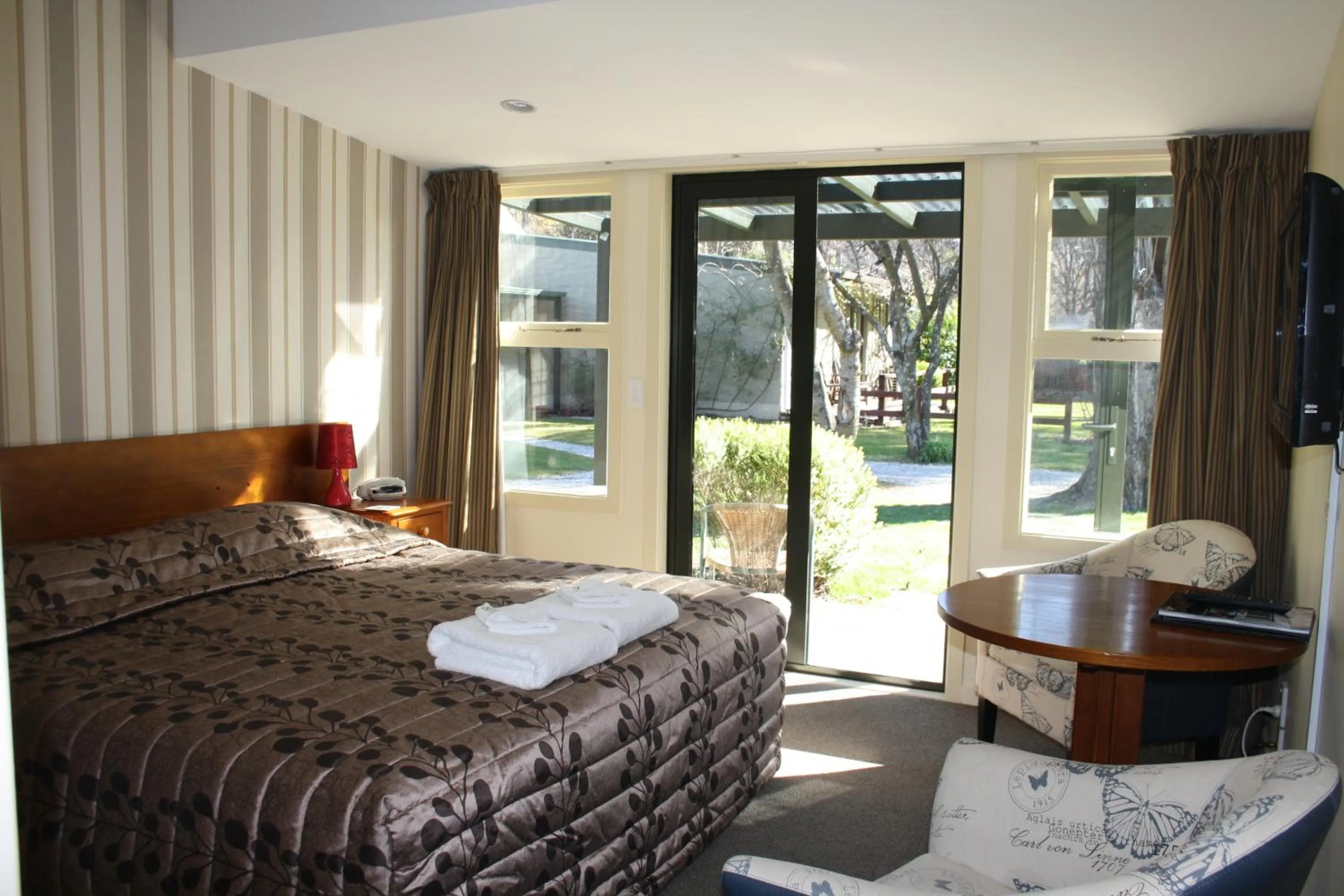 Photo of the whole room, Bed in Shades of Arrowtown