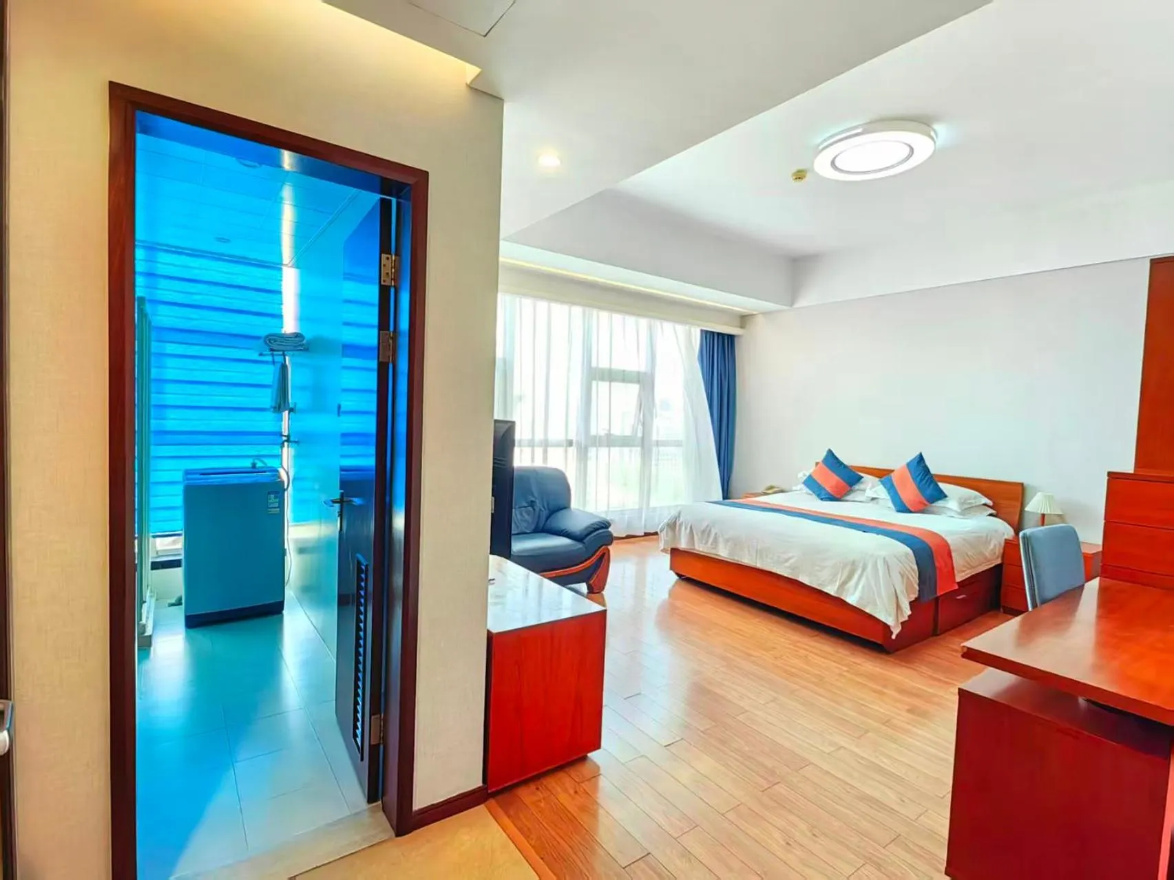 Photo of the whole room, Bed in East King Business Hotel (West Lake store, Hangzhou)