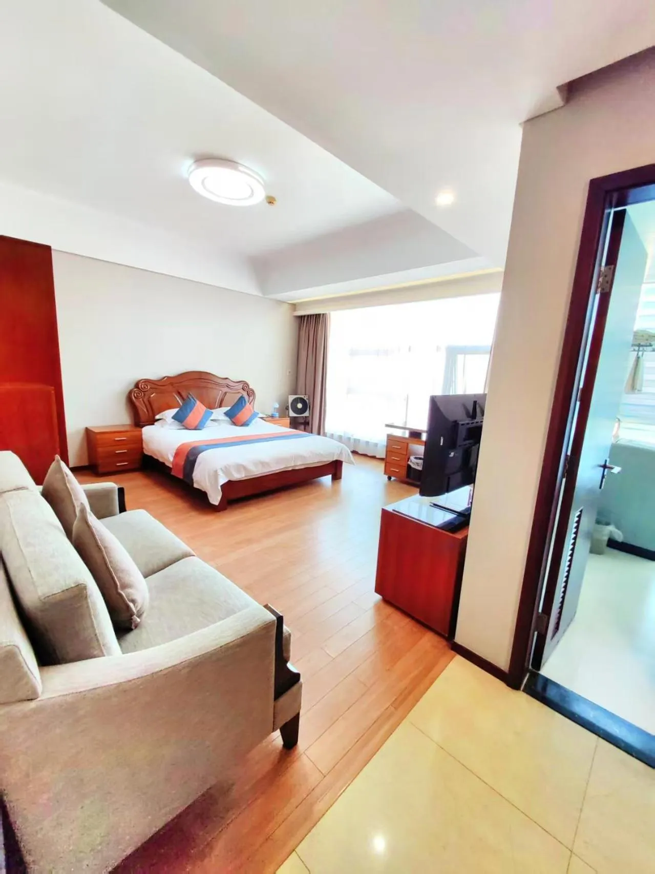 Photo of the whole room, Bed in East King Business Hotel (West Lake store, Hangzhou)