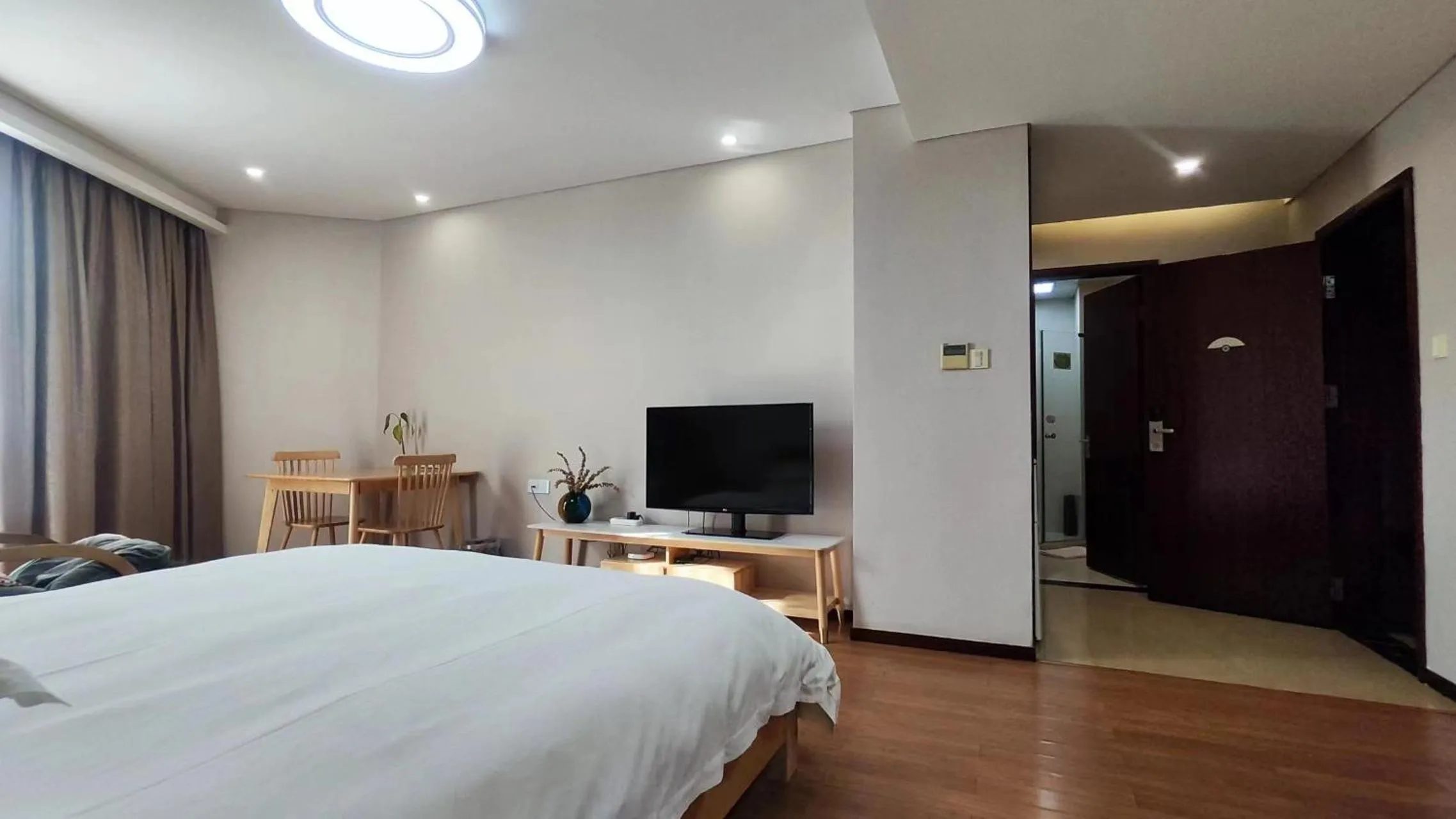 Bedroom, Bed in East King Business Hotel (West Lake store, Hangzhou)