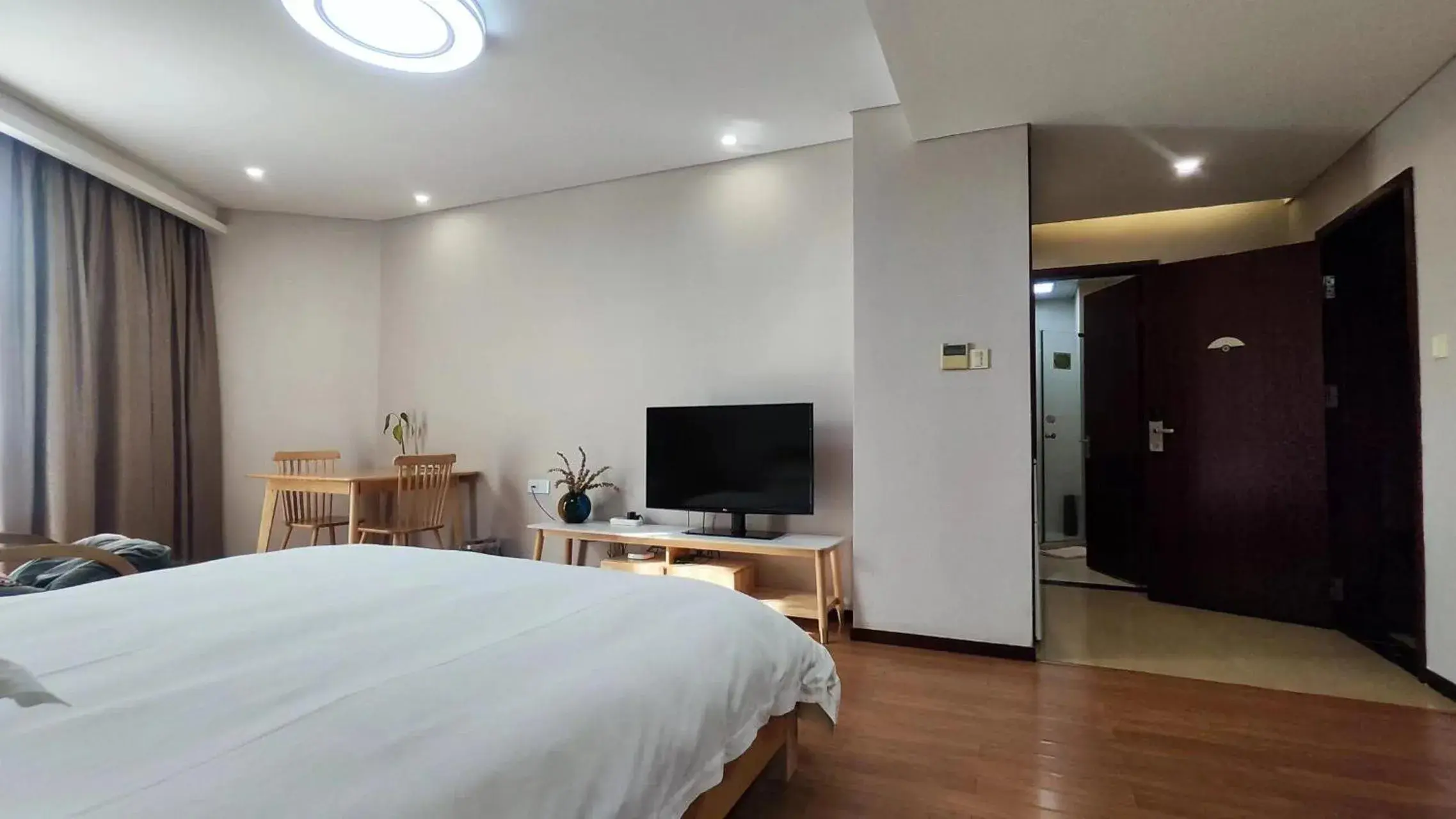 Bedroom, Bed in East King Business Hotel (West Lake store, Hangzhou) Bedroom, Bed in East King Business Hotel (West Lake store, Hangzhou)