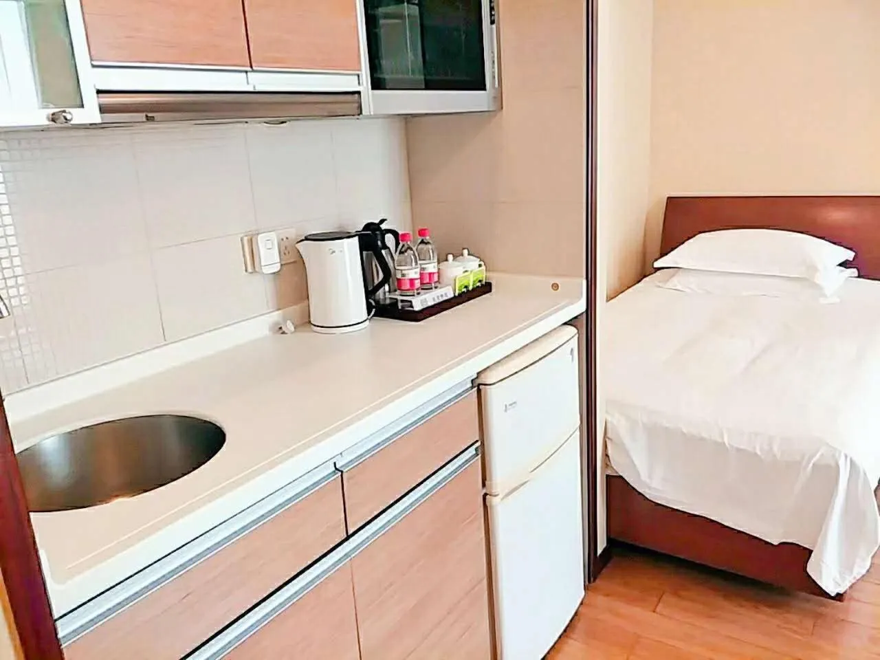 Kitchen or kitchenette, Bed in East King Business Hotel (West Lake store, Hangzhou)