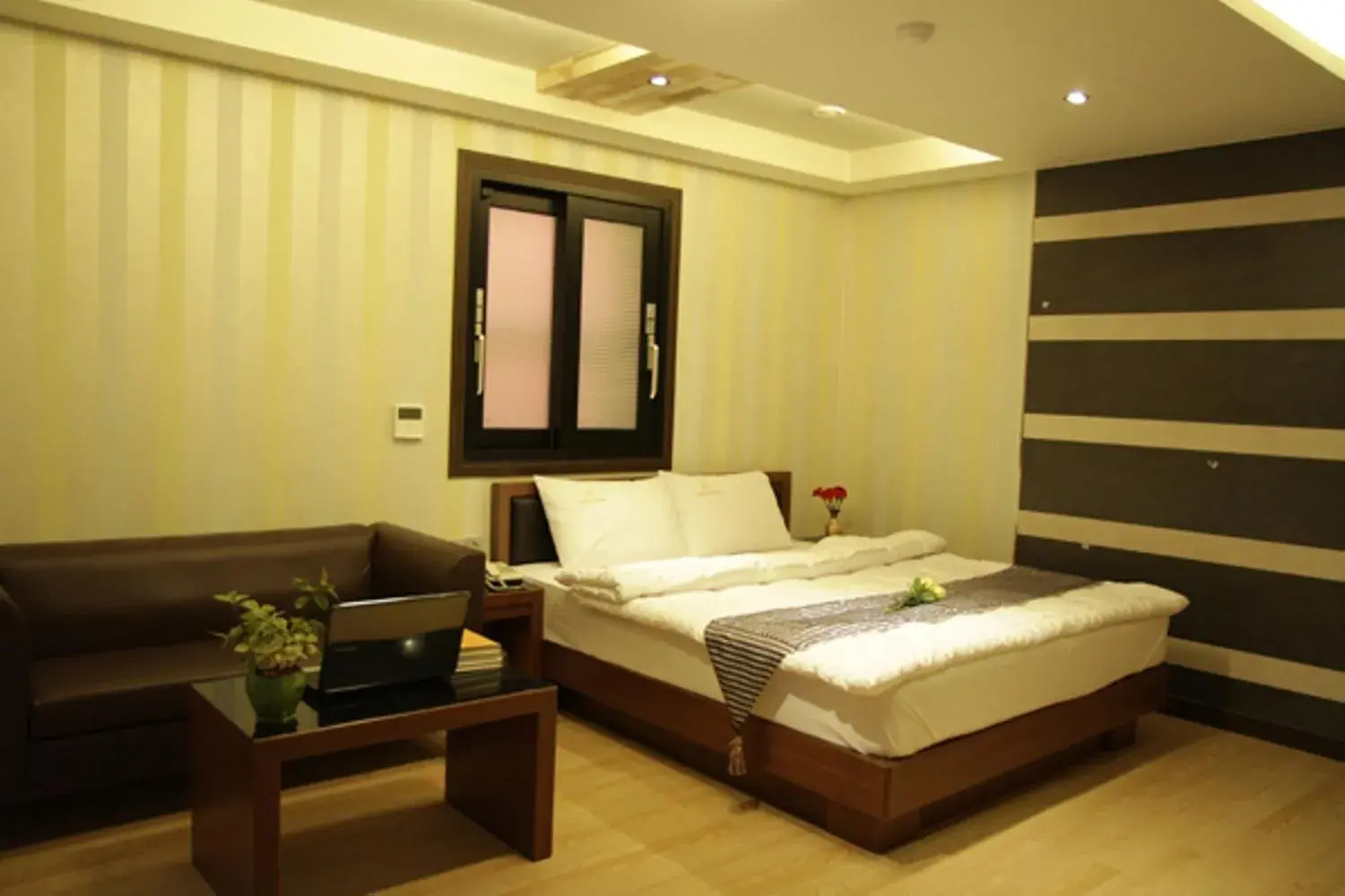 Photo of the whole room, Bed in Goryeo Hotel Photo of the whole room, Bed in Goryeo Hotel