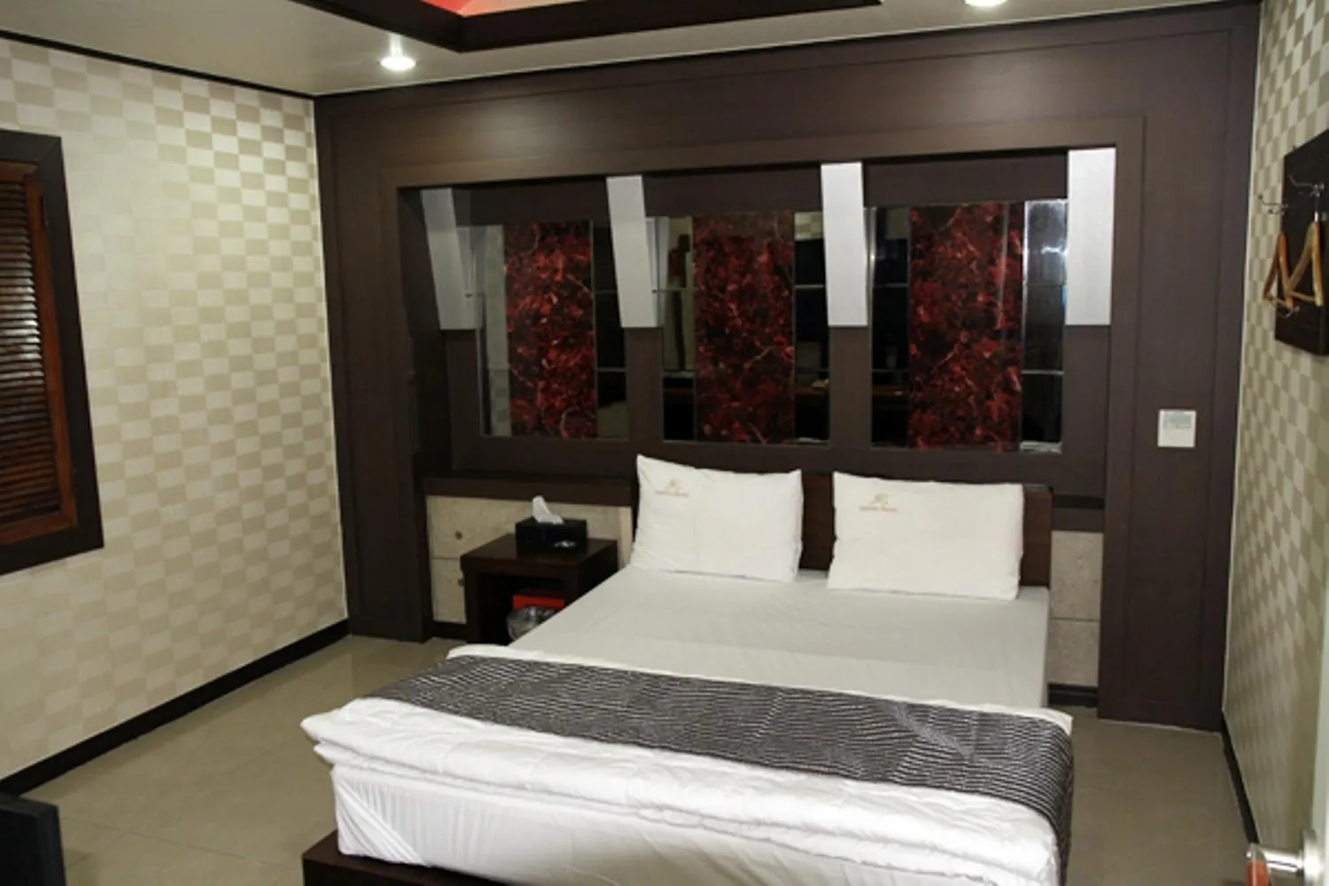 Photo of the whole room, Bed in Goryeo Hotel