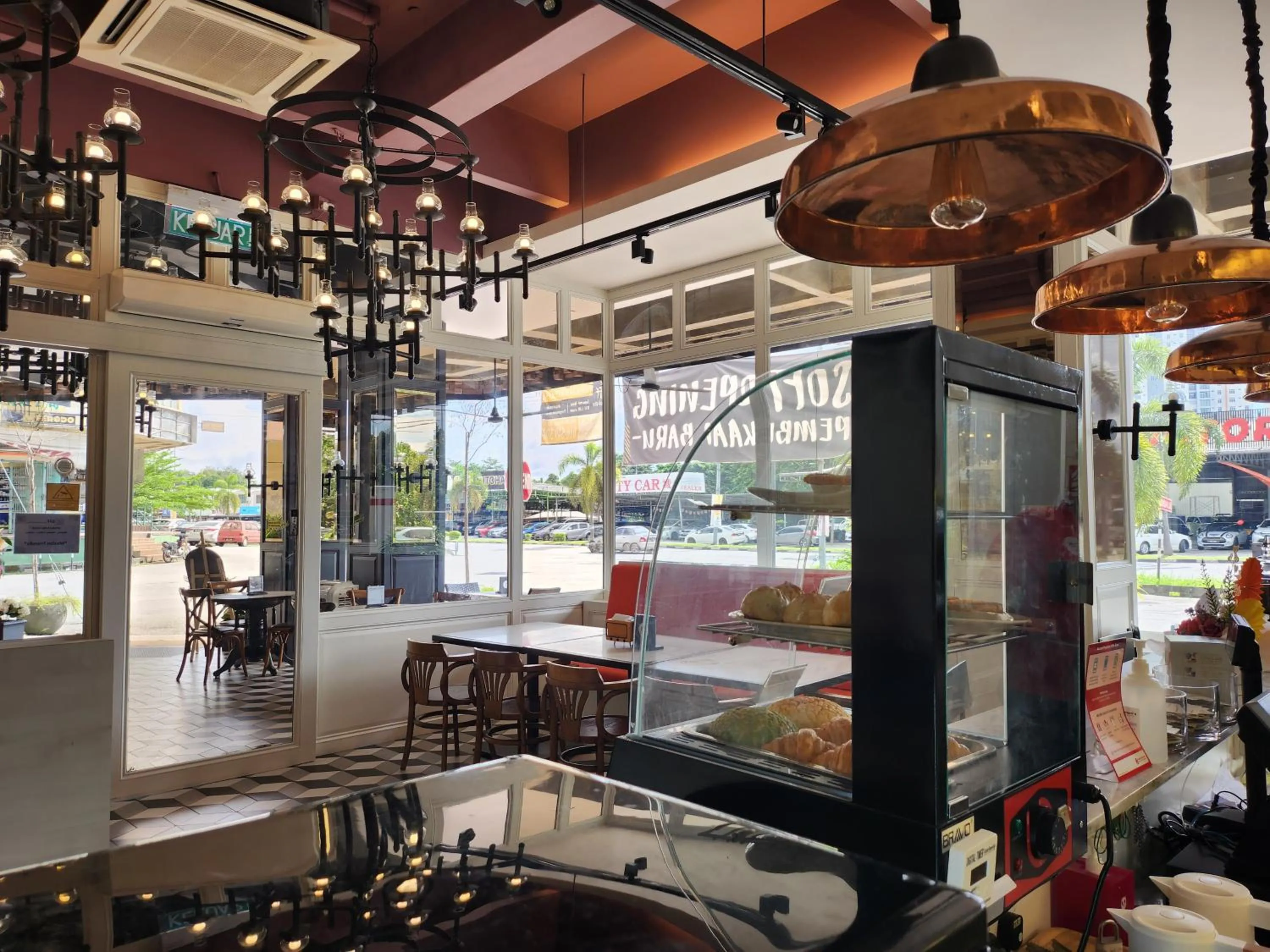 Restaurant/places to eat in M Boutique Hotel