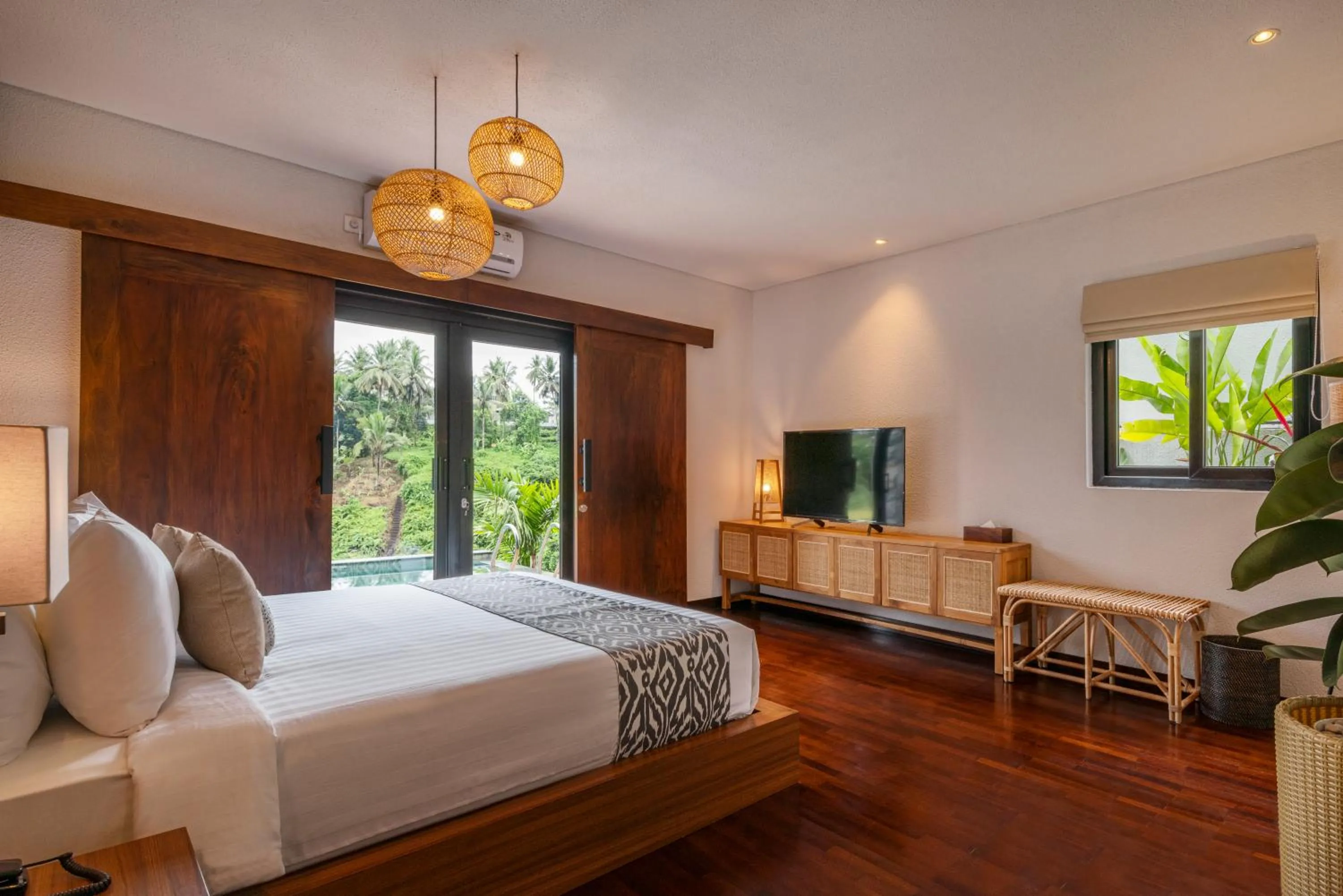 Bedroom, Bed in Zenubud