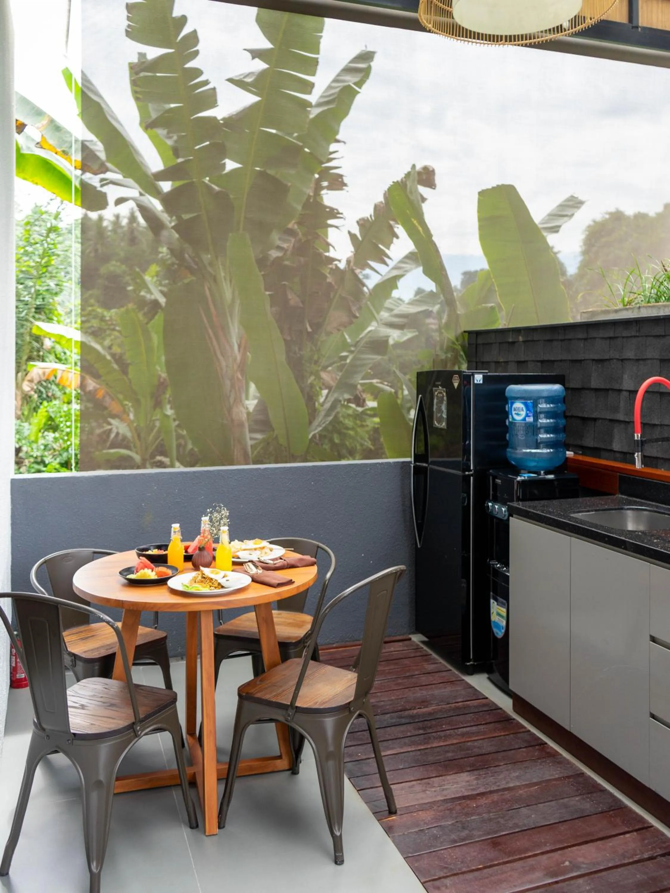 Dining area in Zenubud