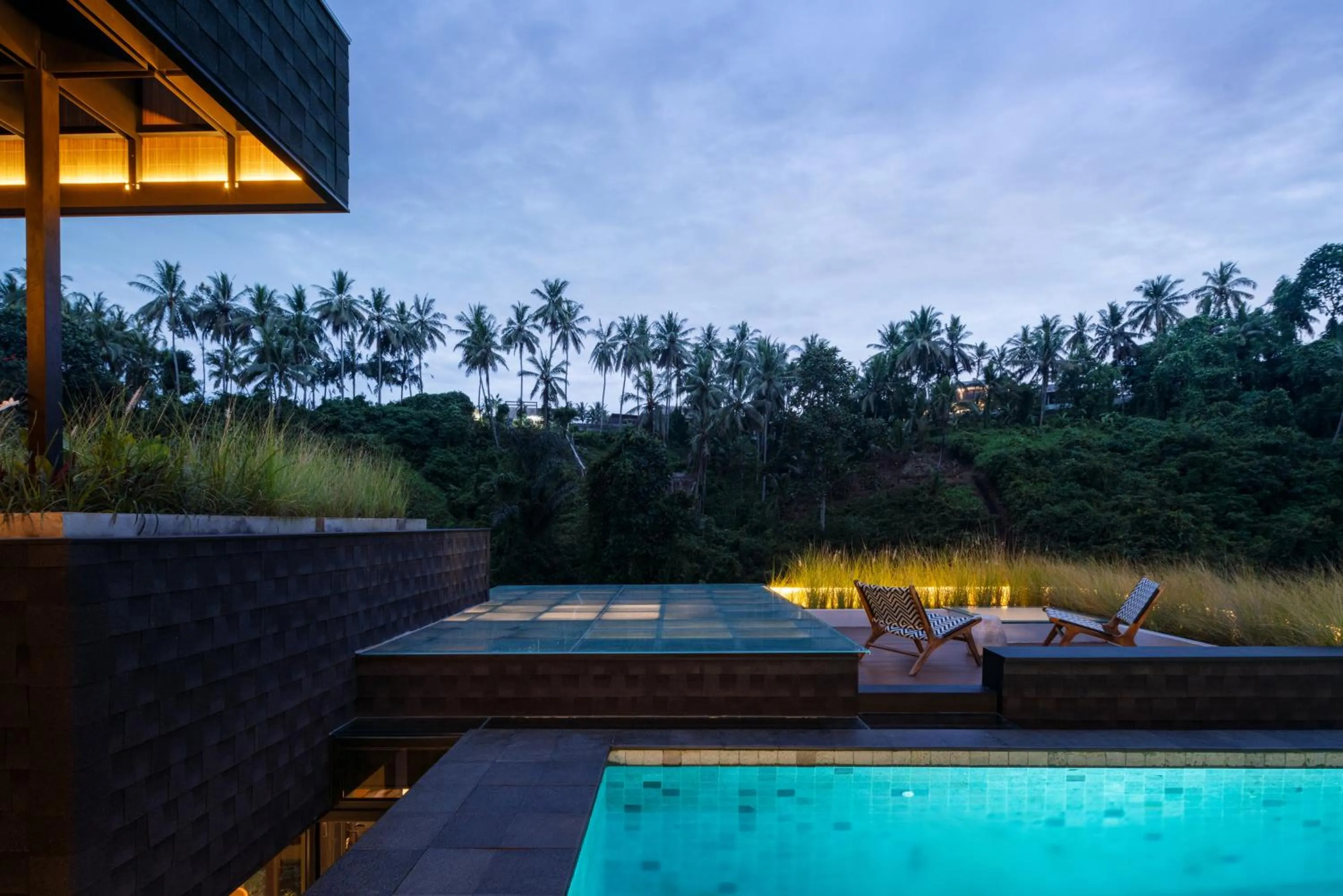 Swimming pool in Zenubud