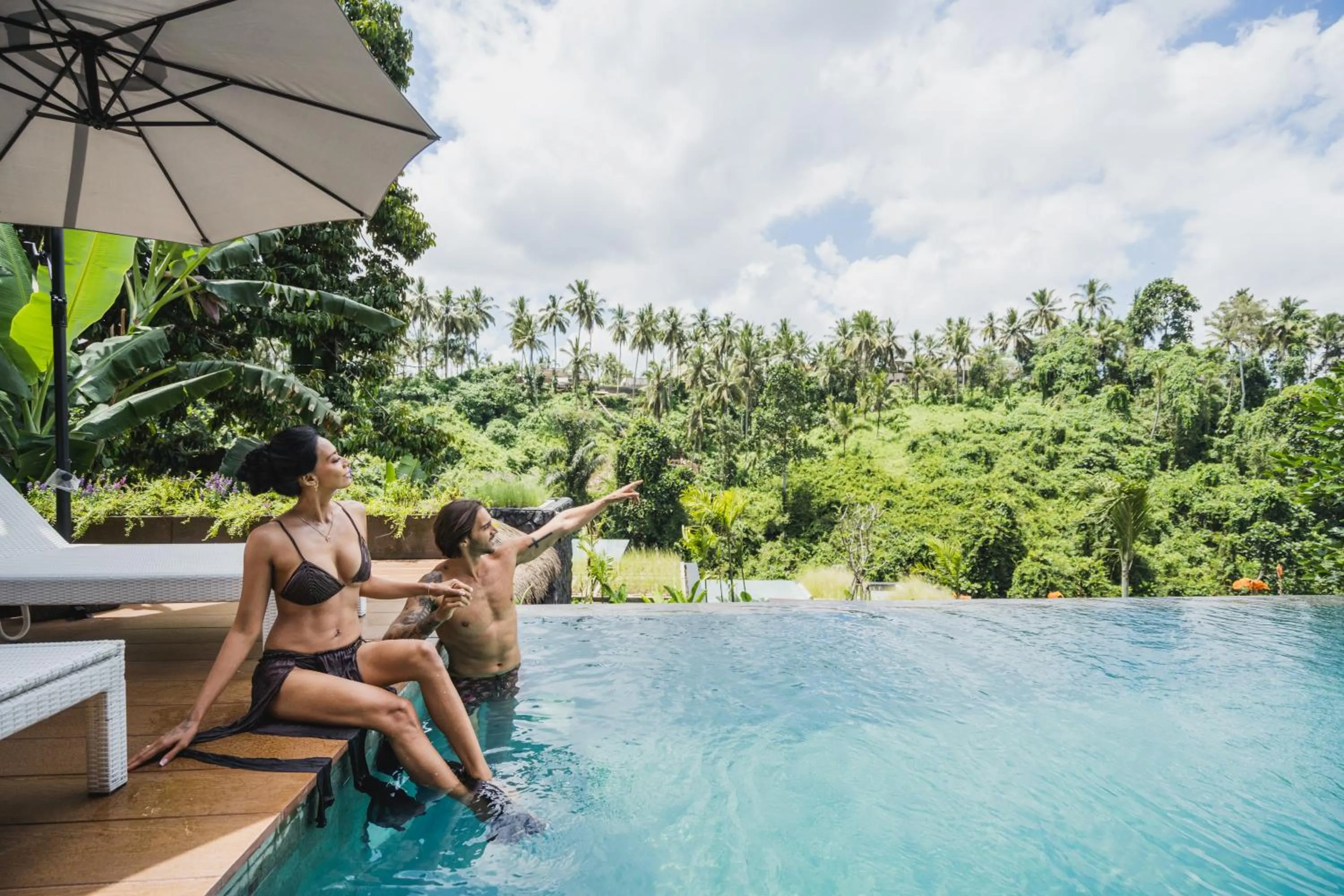 Swimming pool in Zenubud