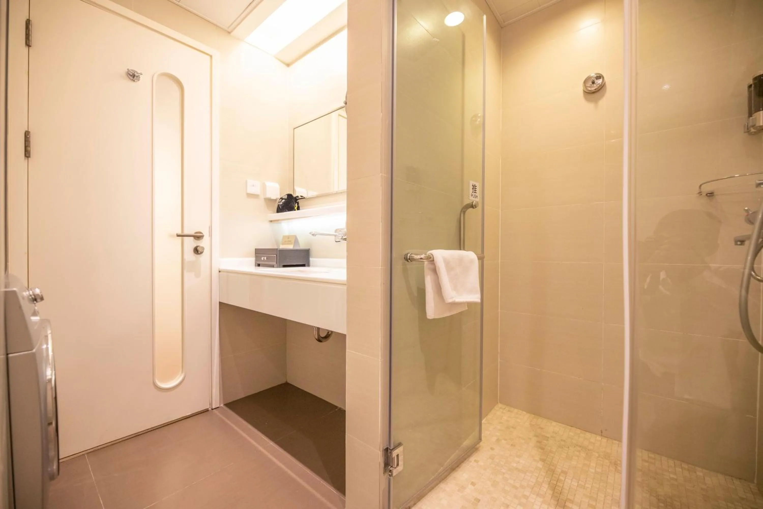 Toilet in Starr Hotel Shanghai (Shanghai Railway Station)