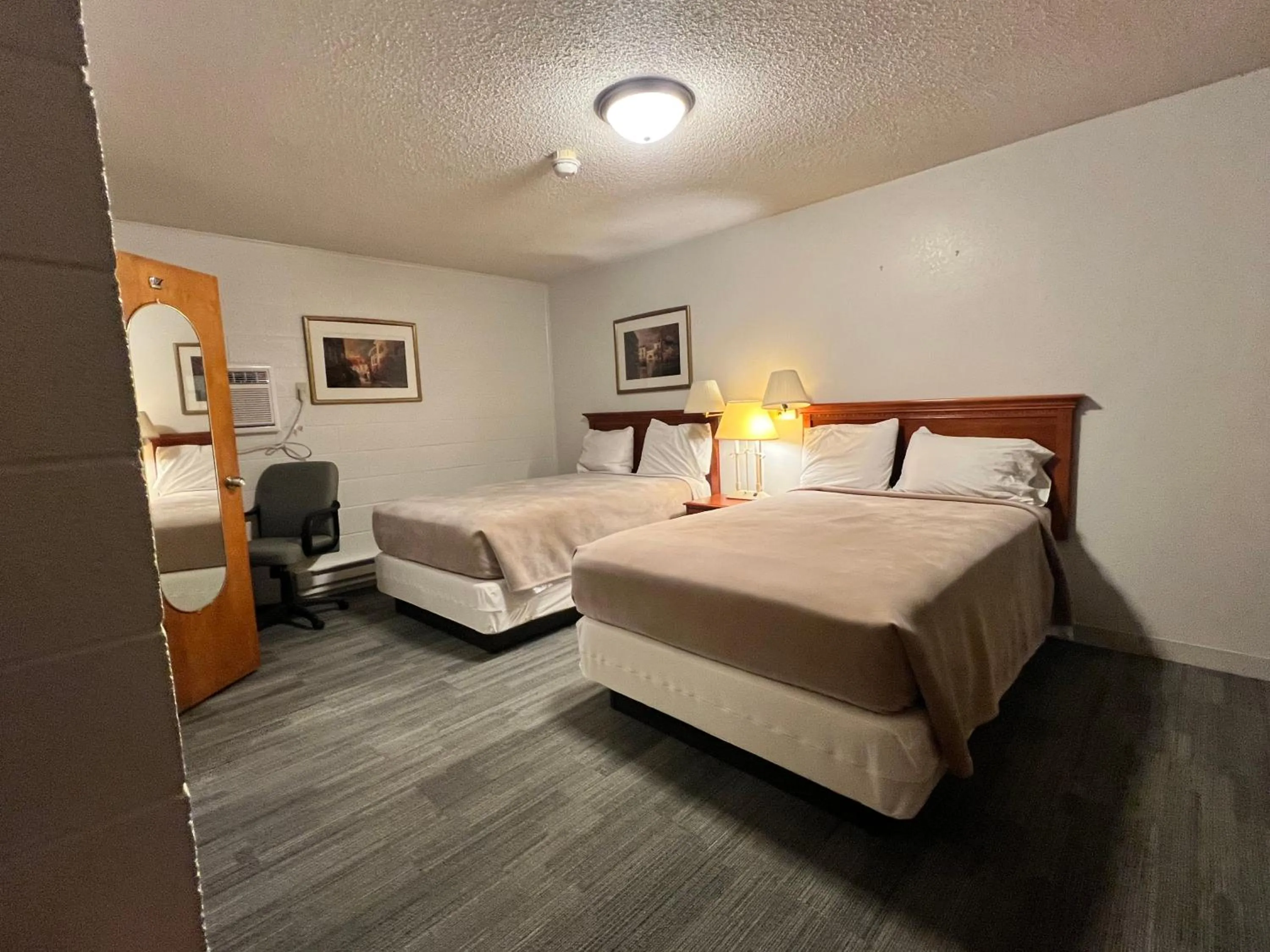 Bedroom in Hotel Prairie Winds Carthage Keokuk Hwy 136