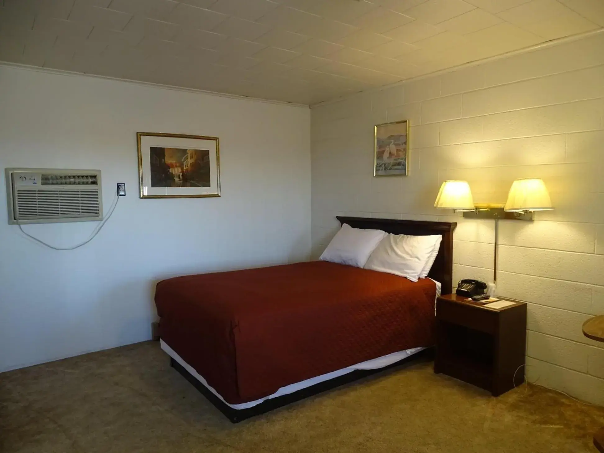 Queen Bed in Hotel Prairie Winds Carthage Keokuk Hwy 136 Queen Bed in Hotel Prairie Winds Carthage Keokuk Hwy 136