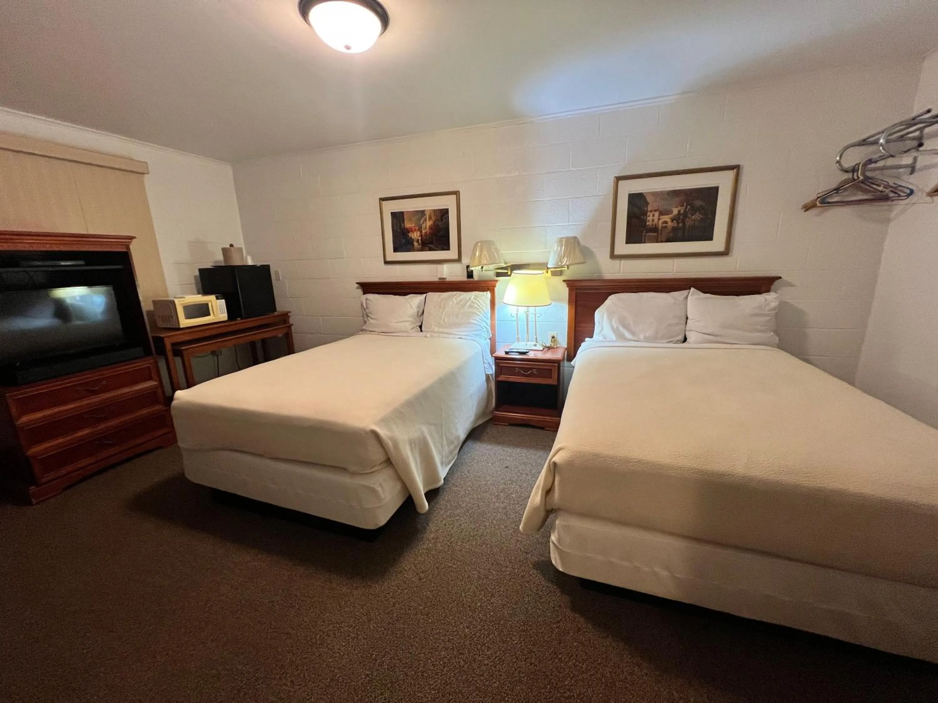 Bedroom in Hotel Prairie Winds Carthage Keokuk Hwy 136