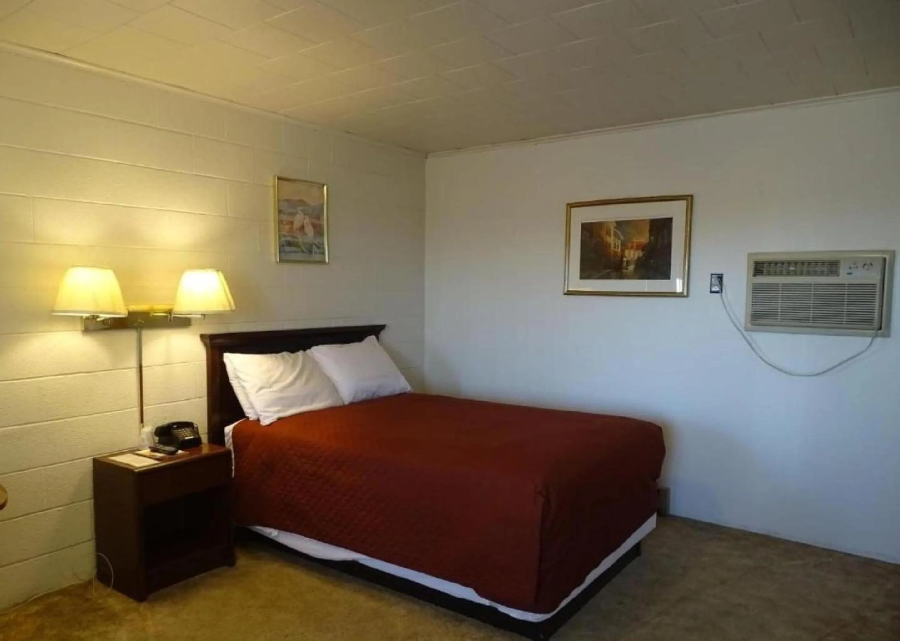 Bedroom in Hotel Prairie Winds Carthage Keokuk Hwy 136