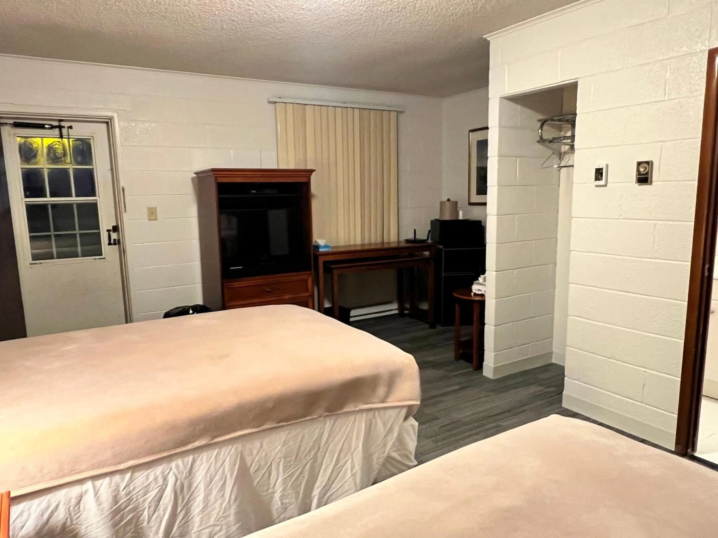 Photo of the whole room in Hotel Prairie Winds Carthage Keokuk Hwy 136