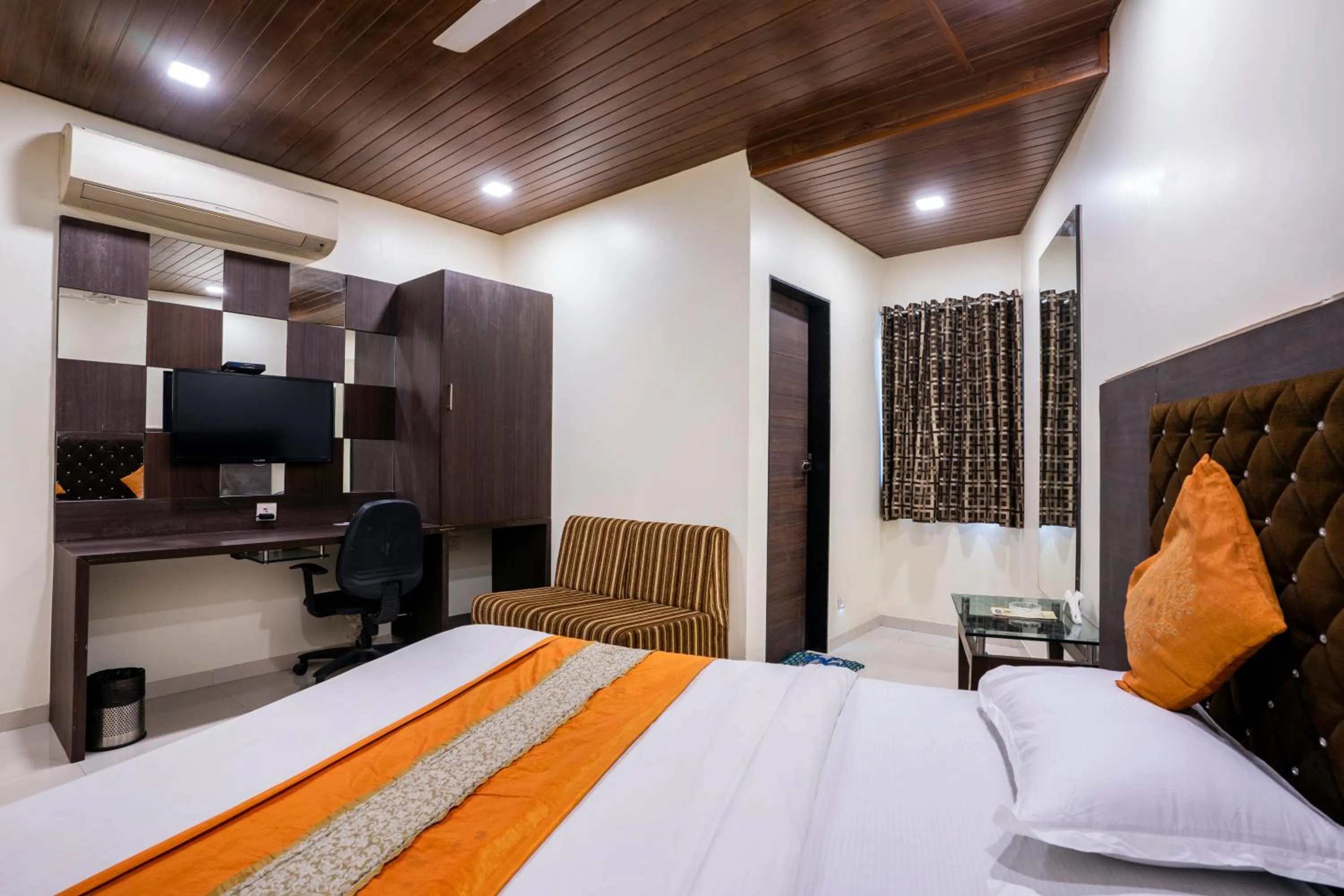 View (from property/room), Bed in Hotel Ashish