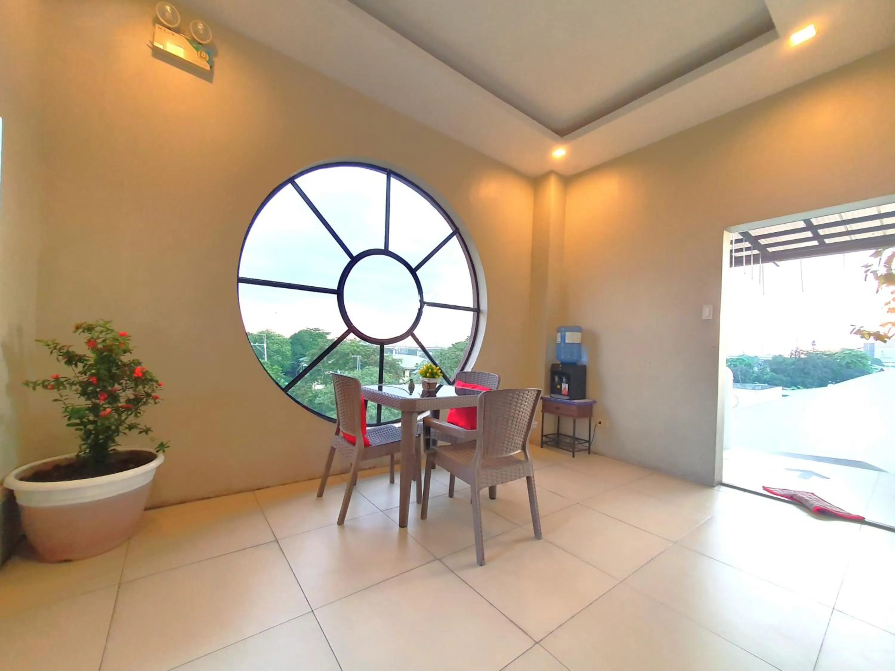 Restaurant/places to eat in Spiral Suites Hotel