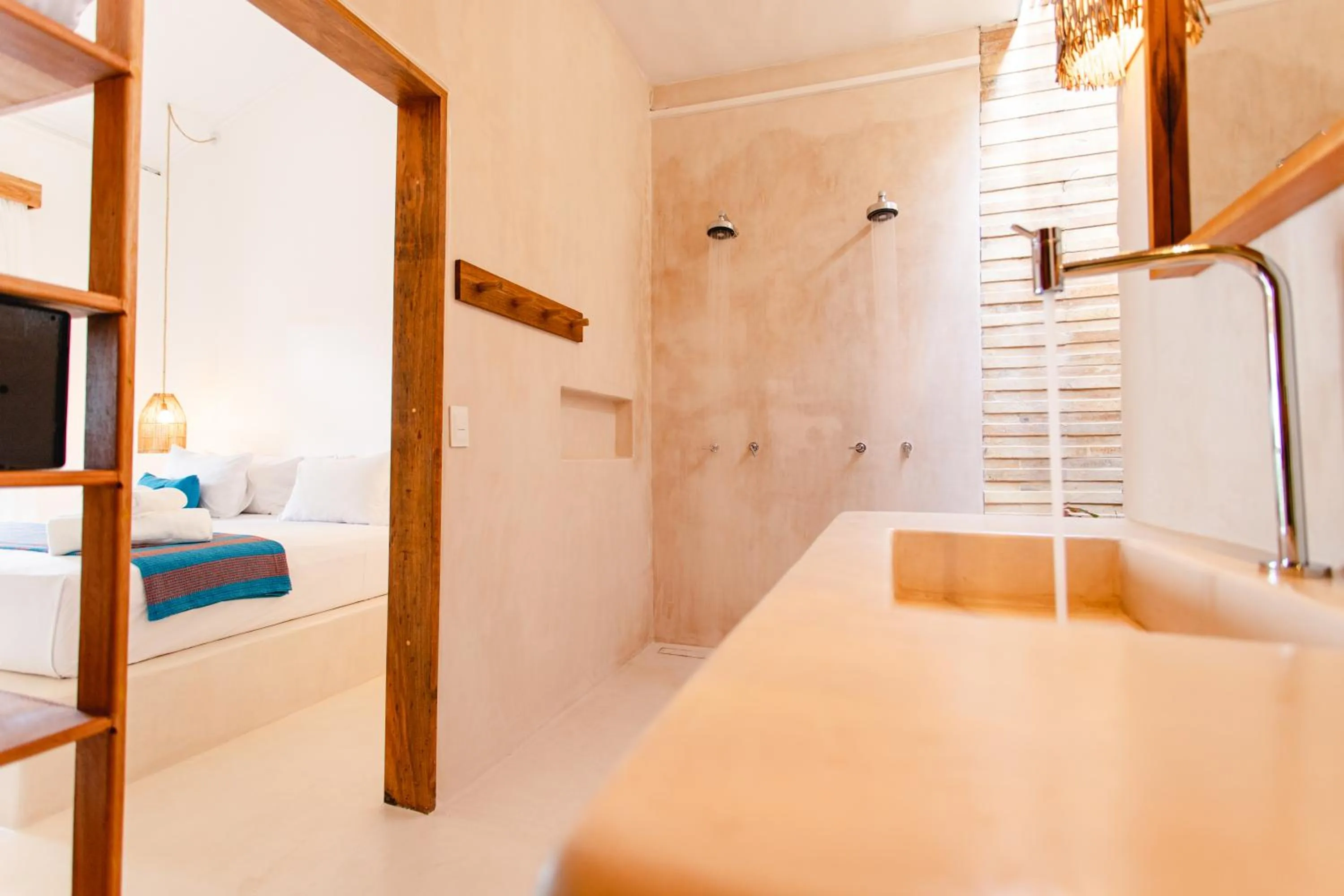 Shower, Bed in Café Jeri Hotel - Adults Only