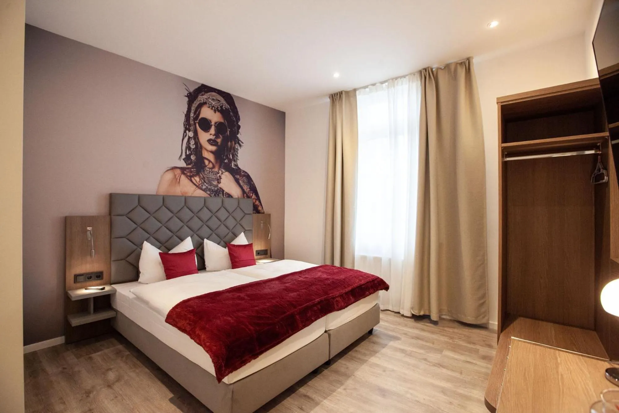 Bed in Gästehaus freches Perlhuhn